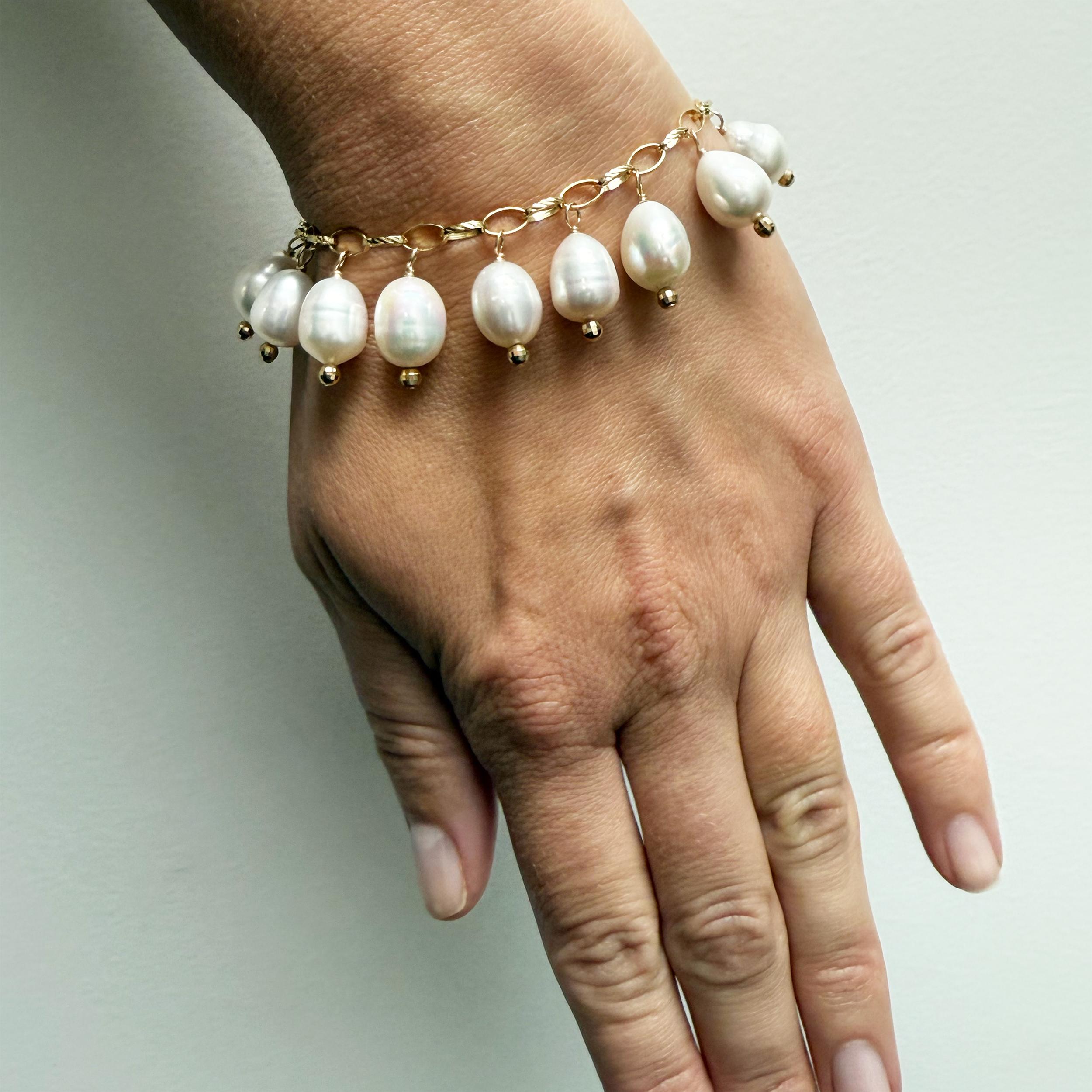 Goldkette mit baumelnden weißen Perlen und Pave-Diamantverschluss Paradizia-Armband (Kunsthandwerker*in) im Angebot