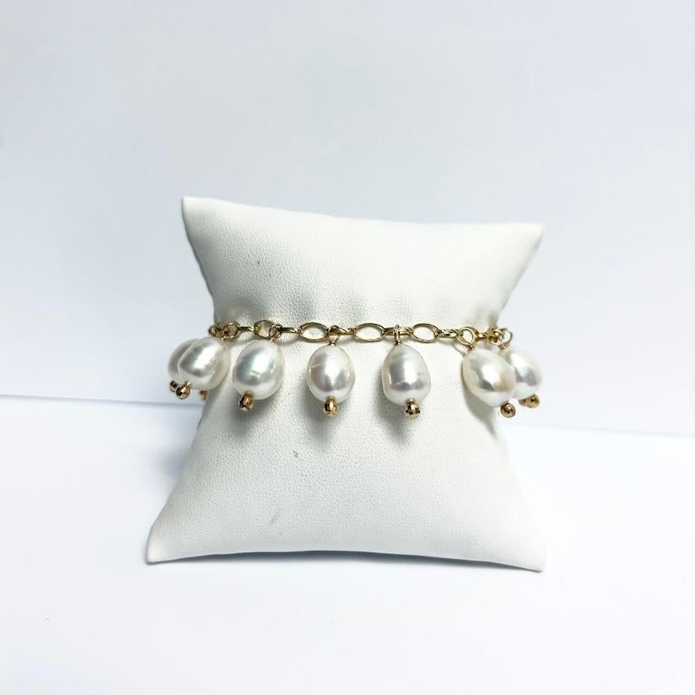 Goldkette mit baumelnden weißen Perlen und Pave-Diamantverschluss Paradizia-Armband im Zustand „Neu“ im Angebot in Laguna Beach, CA