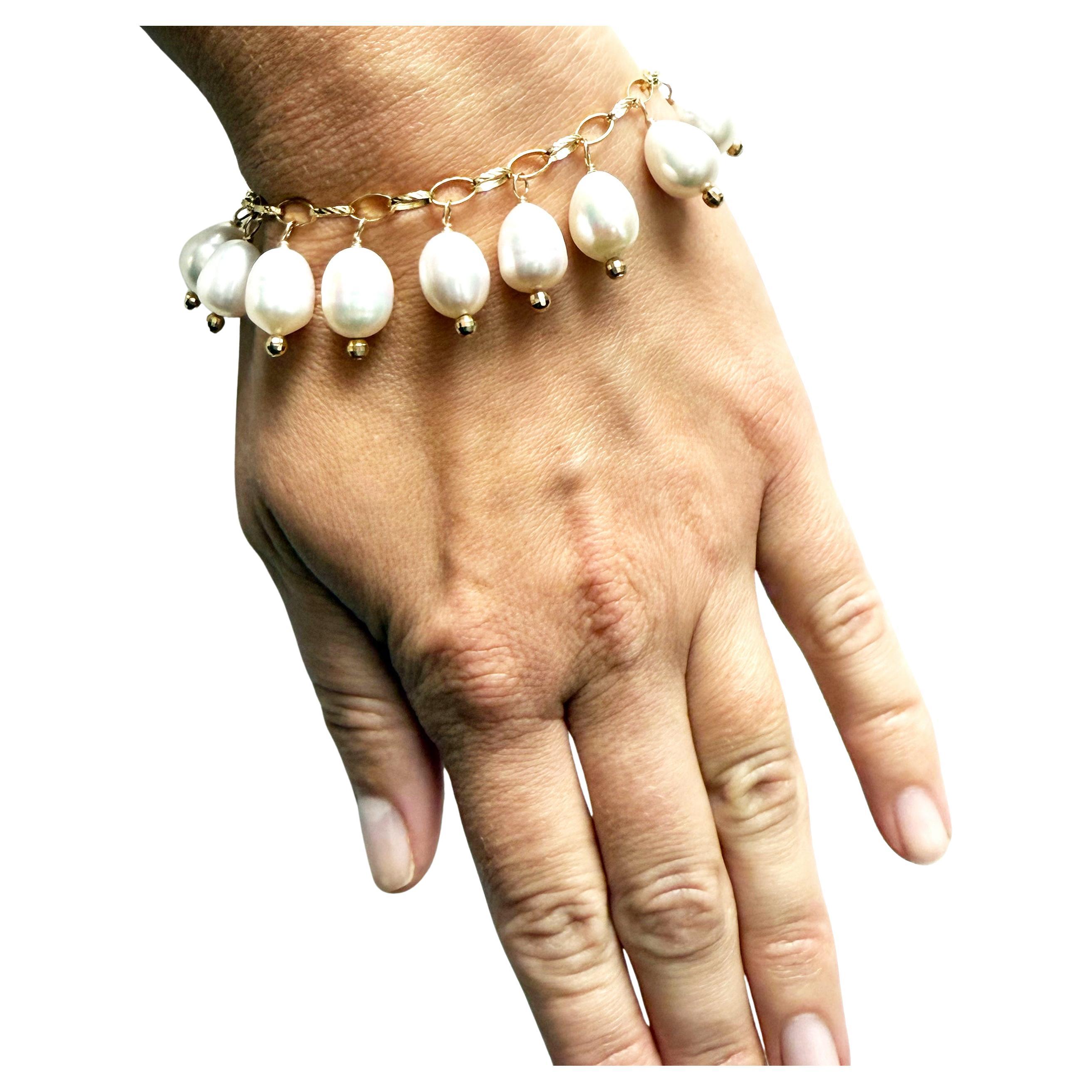 Goldkette mit baumelnden weißen Perlen und Pave-Diamantverschluss Paradizia-Armband im Angebot