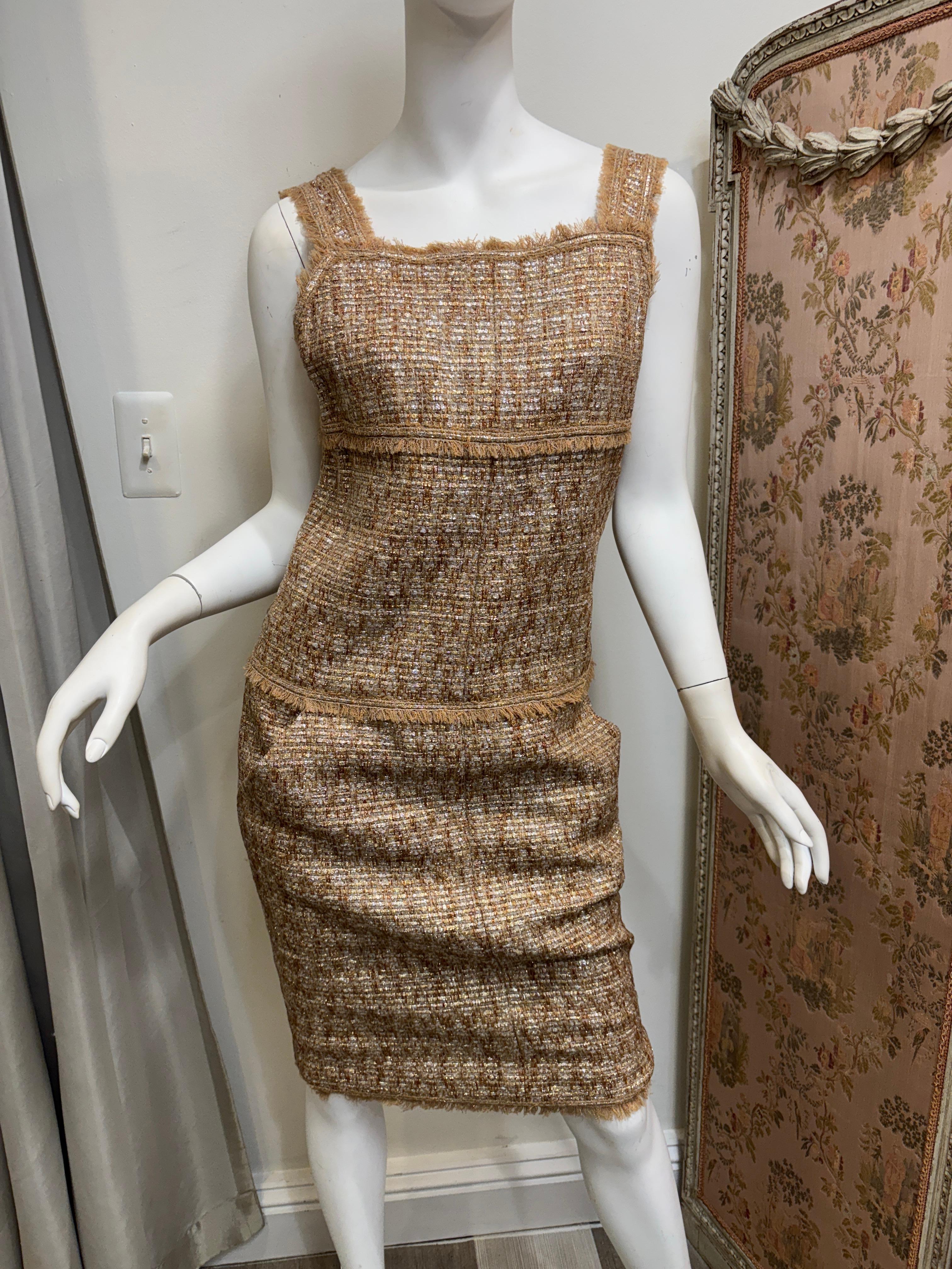 Traje de 2 piezas de estilo clásico compuesto por un precioso vestido y una chaqueta.

Marca: Chanel
Color: Dorado
Temporada: Primavera 2005
Talla: 40
Número de piezas: 2
Dimensiones Vestido: 
Busto 17 pulgadas
Cintura 16 pulgadas
Cadera 18,5