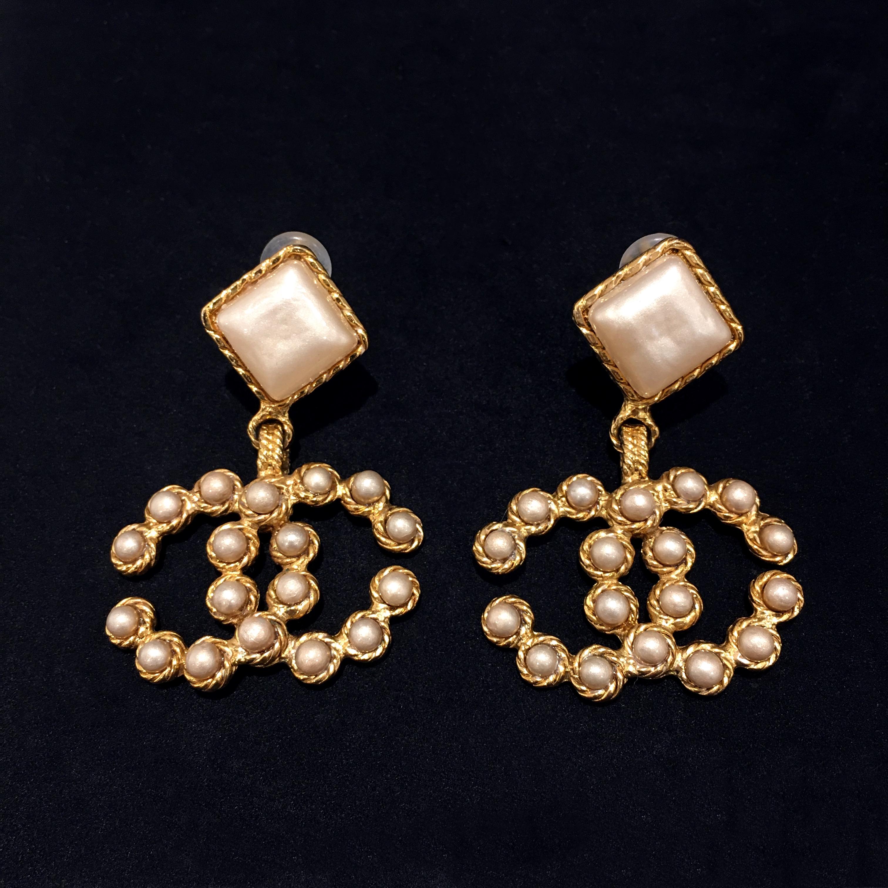 Brand: Chanel
Reference: JW370
Measurement of Earrings: 2.3cm x 6cm
Material: Gilt Metal
Mark: 