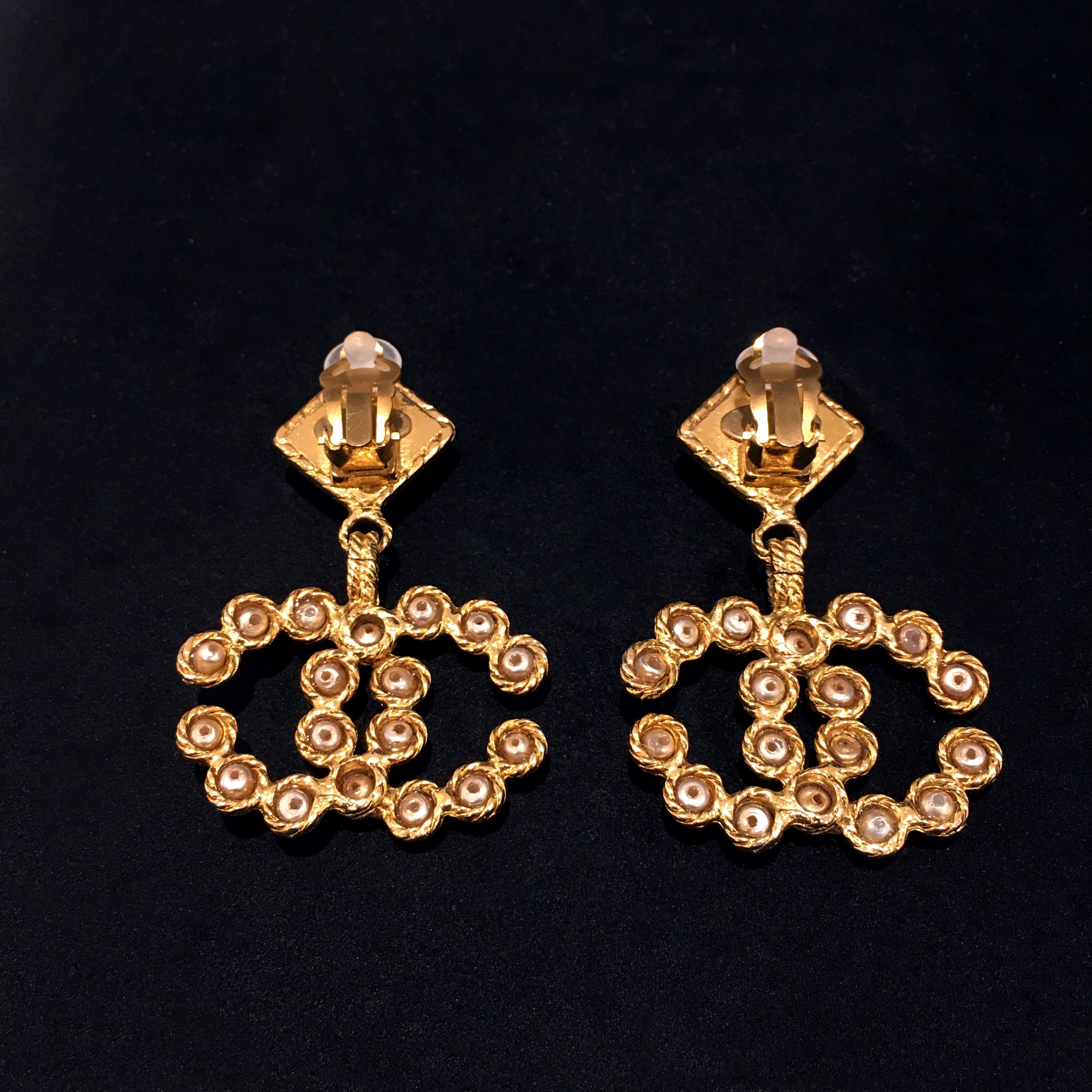 Gold Chanel Custom Faux Pearl CC Logo Dangle Clip Earrings, 1989 / 1991 In Good Condition In Central & Western District, HK