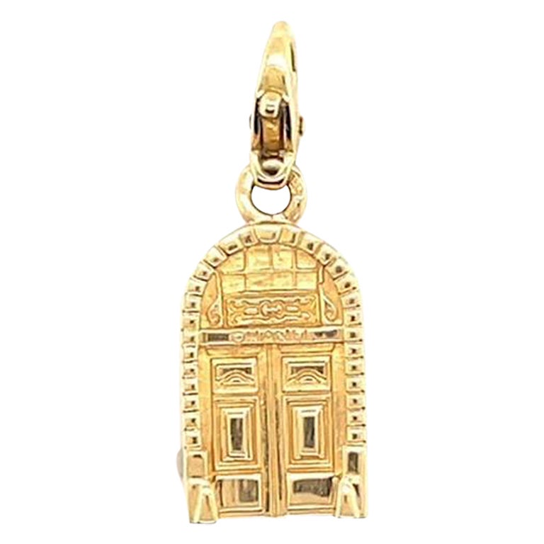 Goldfarbener Chanel Türanhänger im Angebot