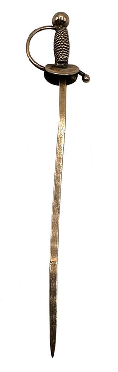 Breloque épée miniature avec manche sculpté détaillé