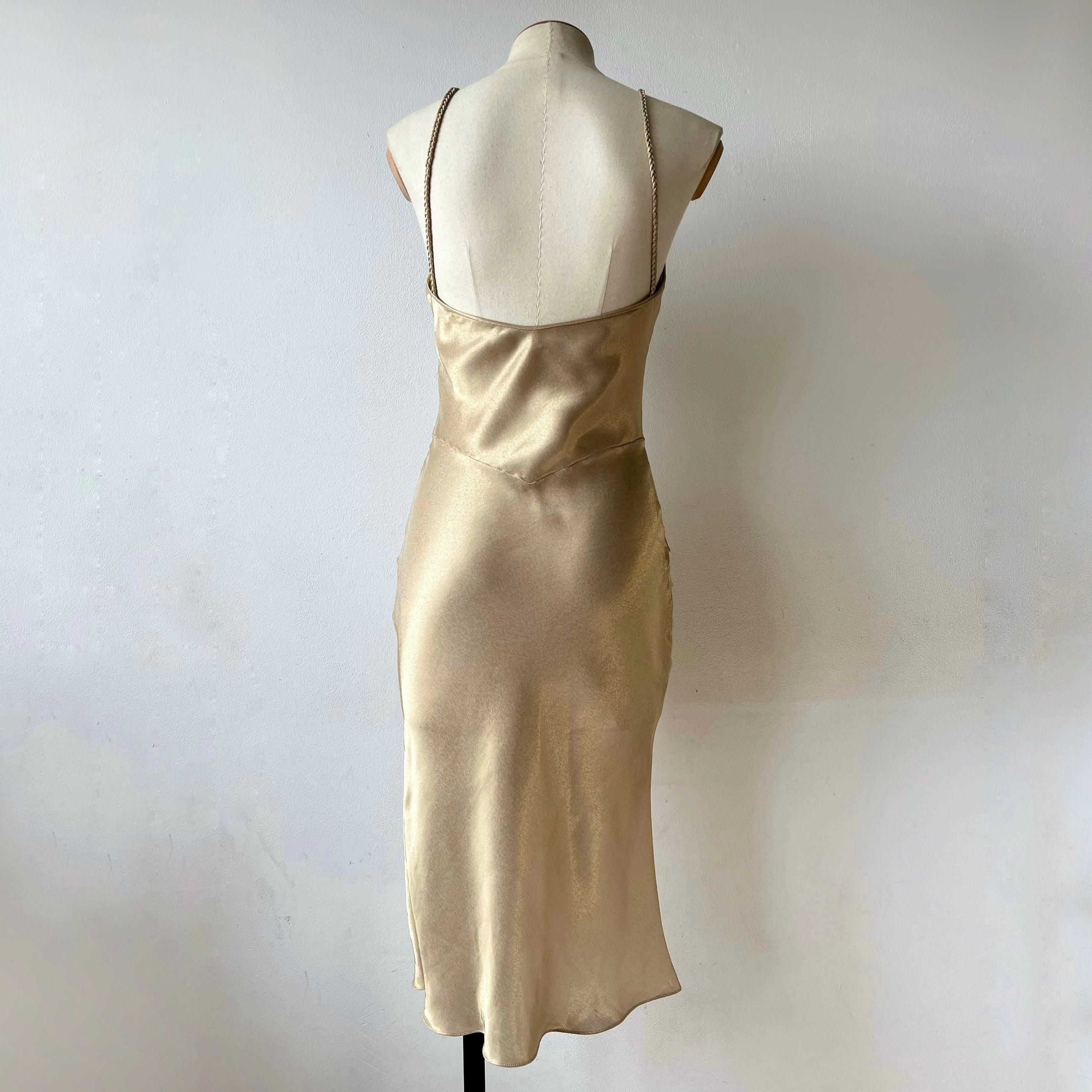 Vintage 00's Gold coloured Dior slip dress with and impeccable shine. The dress has a faltering cut and is a Viscose, silk and polyester blend. The dress features woven straps. 

Size: fr 40, (circa S)
Condition: 8,5/10, Very good preloved condition