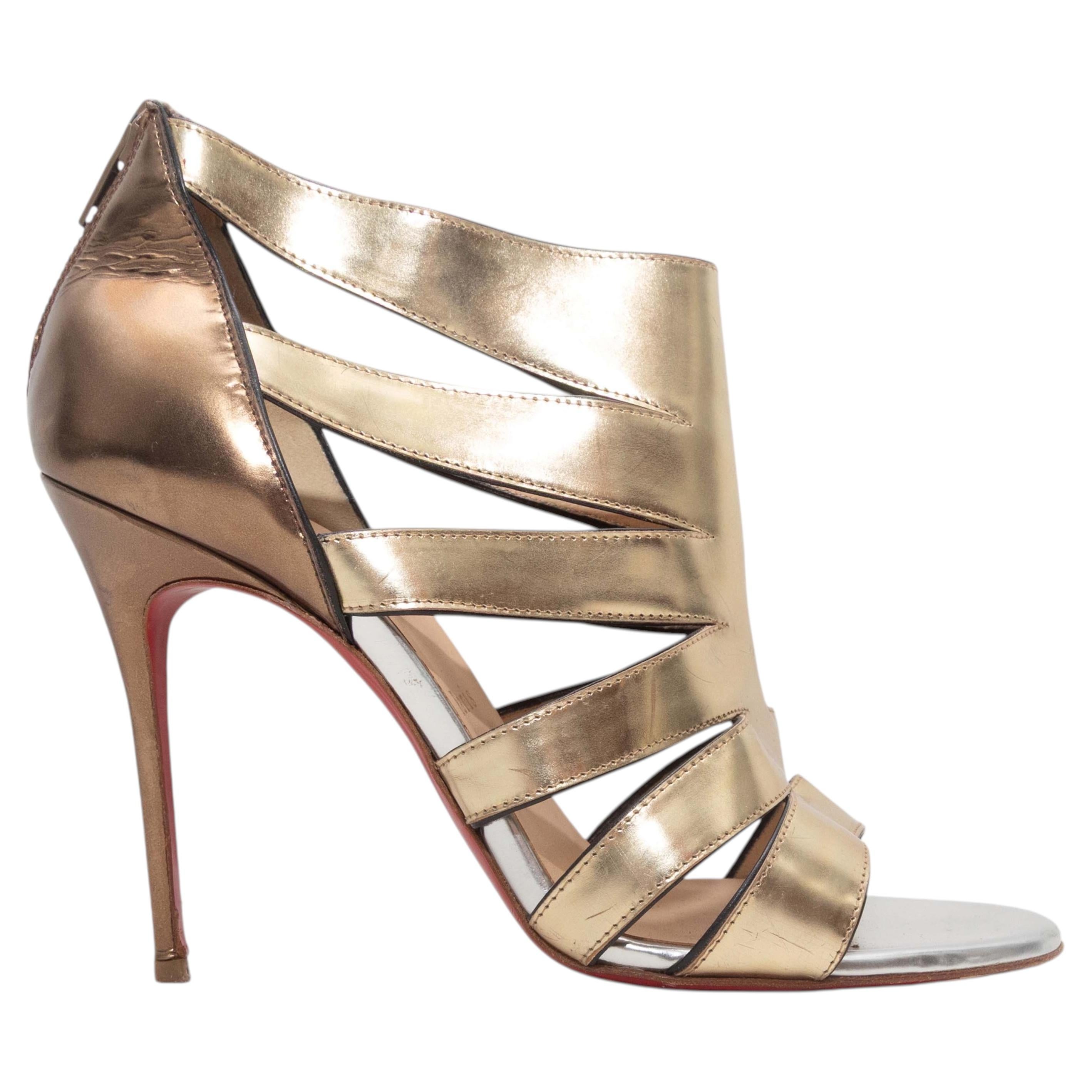 Gold Christian Louboutin Metallic Leder Absätze Ausschnitt Sandalen Größe 37 im Angebot
