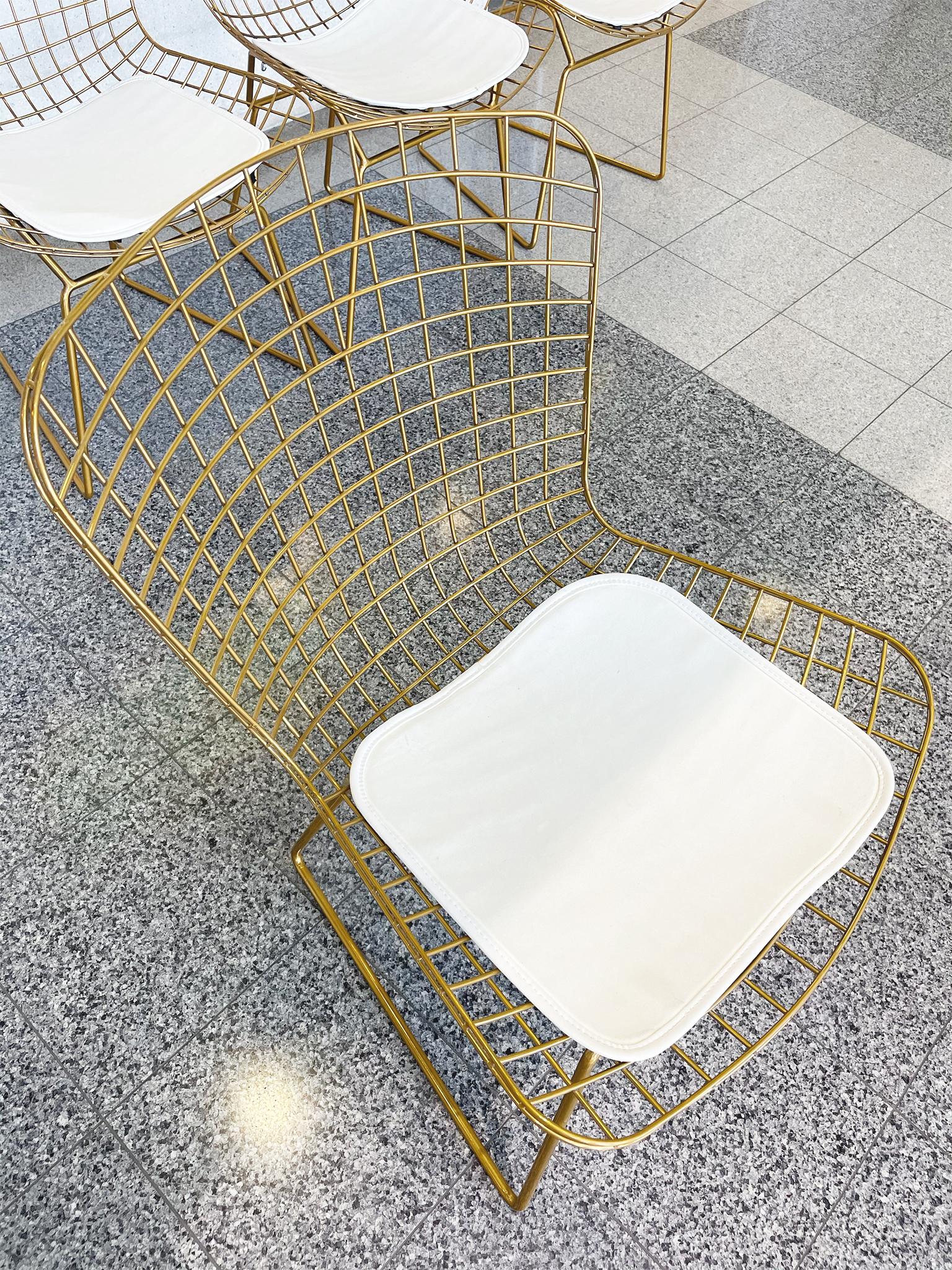 Juego de 4 sillas de acero cromado dorado al estilo de Harry Bertoia en venta 4