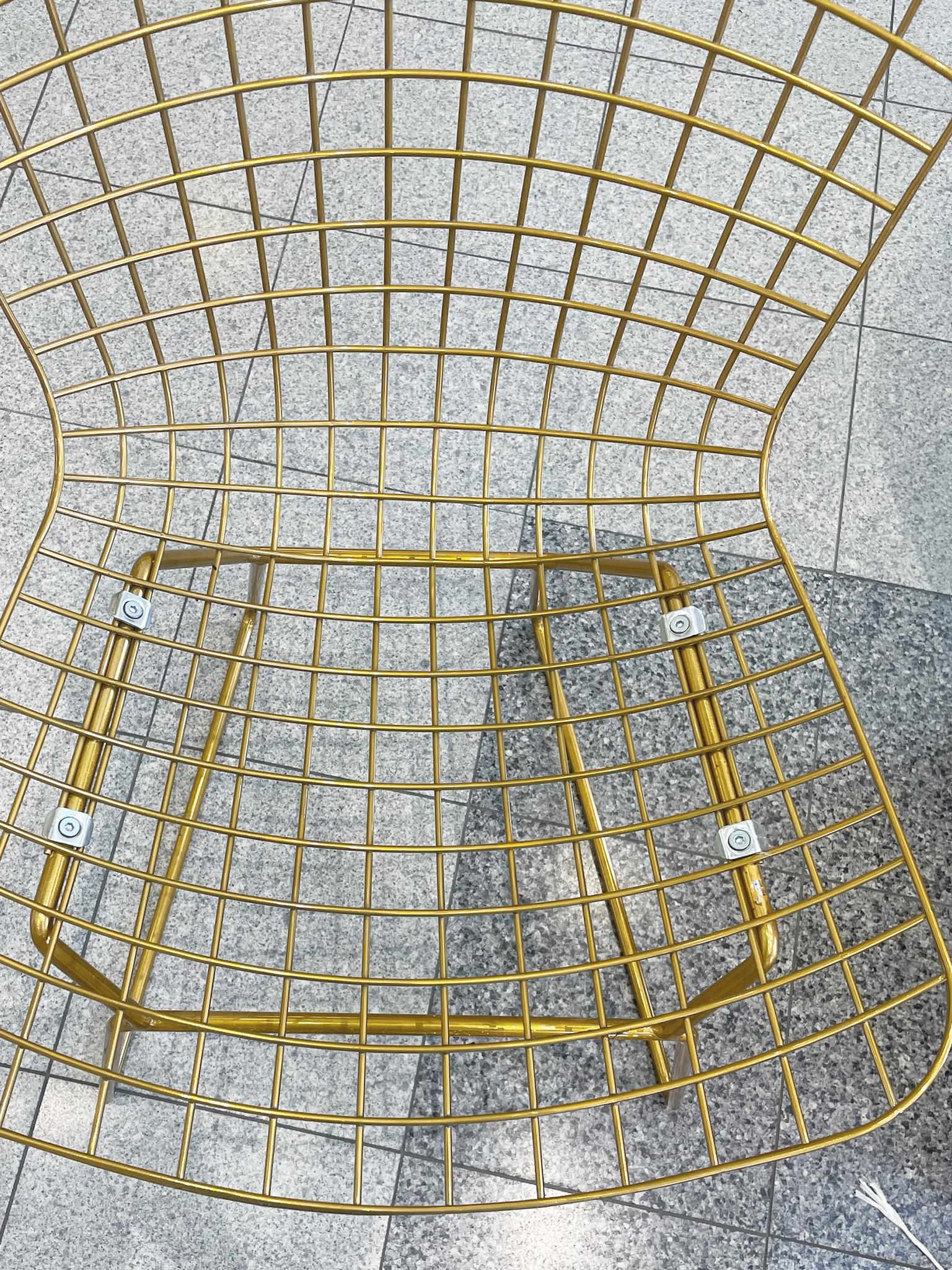 Juego de 4 sillas de acero cromado dorado al estilo de Harry Bertoia en venta 7