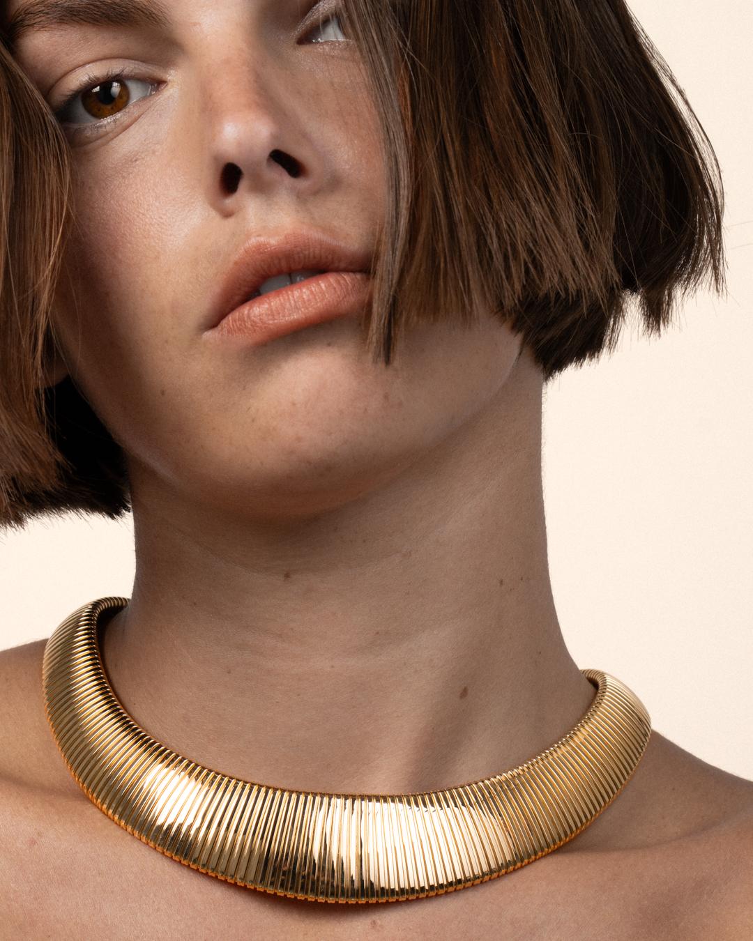 Realizzata con la classica tecnica Tubogas, la collana Chunky Gaia placcata oro ha una silhouette flessibile e un peso delicato. Quando si acconcia questo pezzo, la chiusura personalizzata può essere posizionata sul davanti o sul