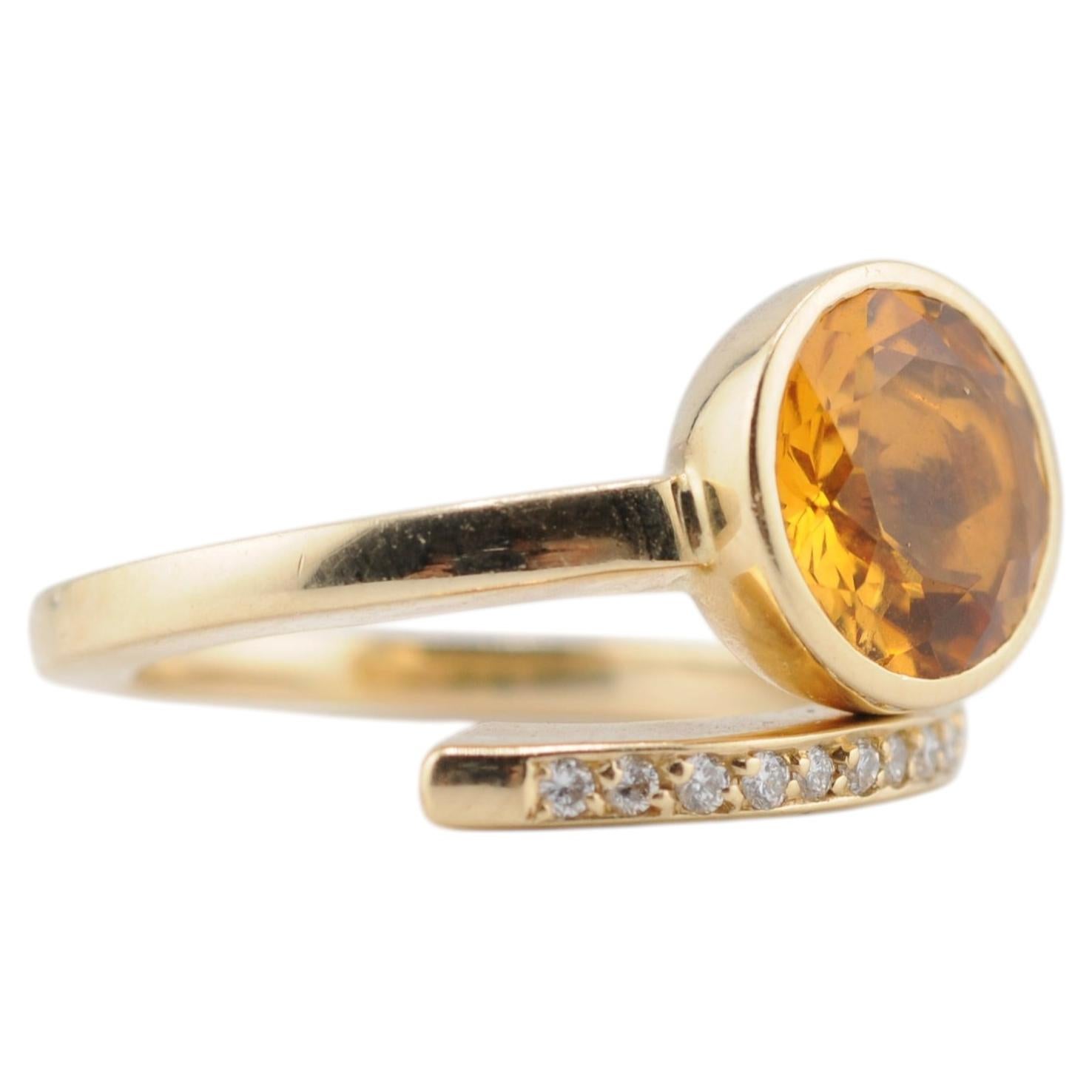 Anello in oro con citrino dal design elegante in vendita
