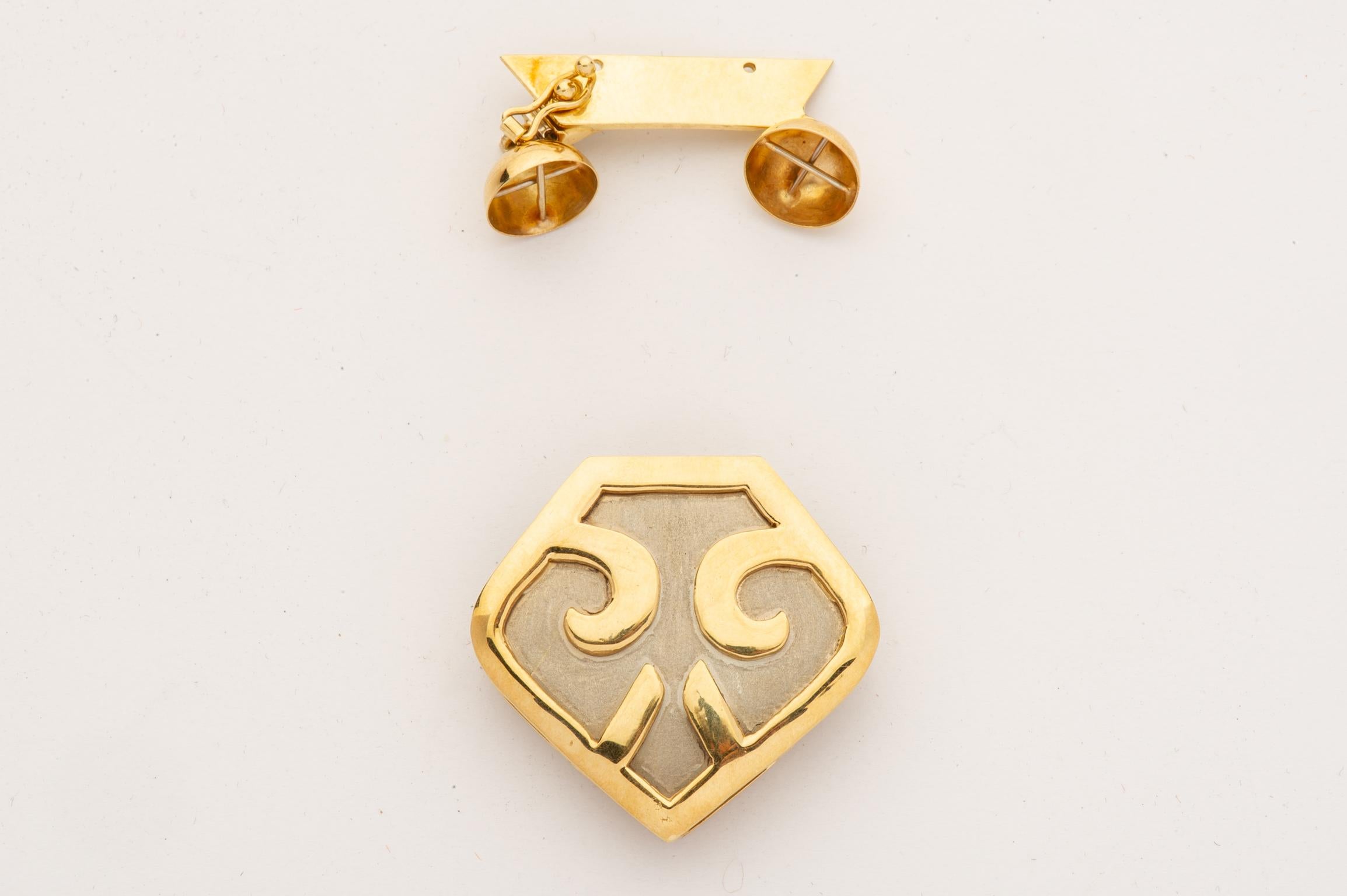 Autre Fermoir en or pour collier avec symbole de tapis du Caucase en vente