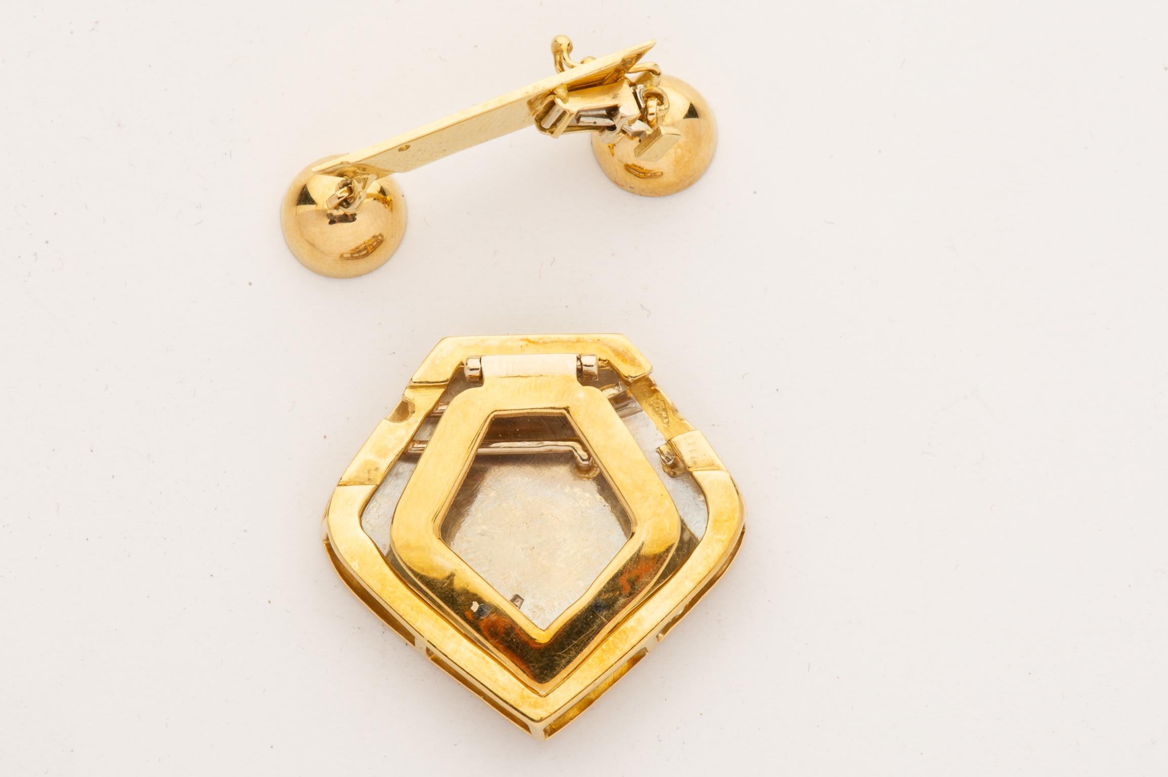 italien Fermoir en or pour collier avec symbole de tapis du Caucase en vente