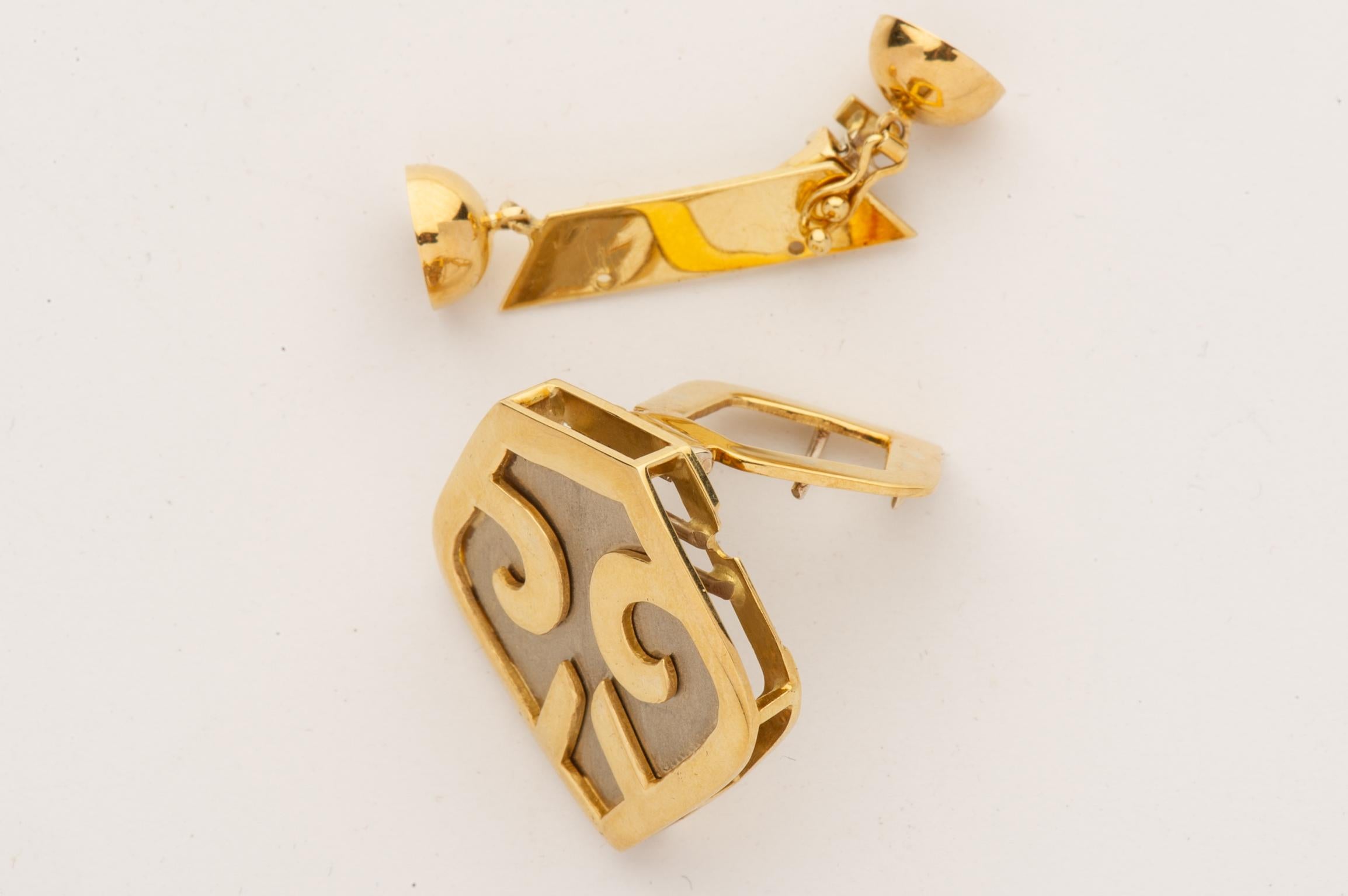 Fin du 20e siècle Fermoir en or pour collier avec symbole de tapis du Caucase en vente