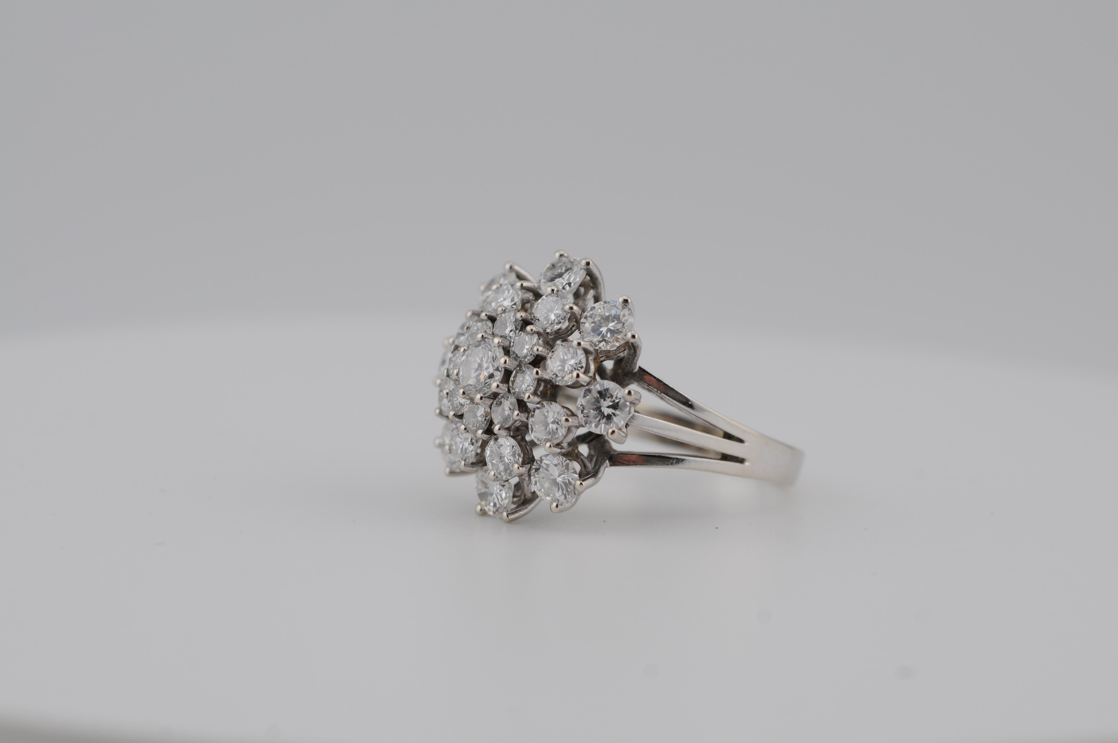 Gold Cluster Ring with Diamonds – Total 3.1ct with 14k whitegold In Good Condition For Sale In Berlin, BE