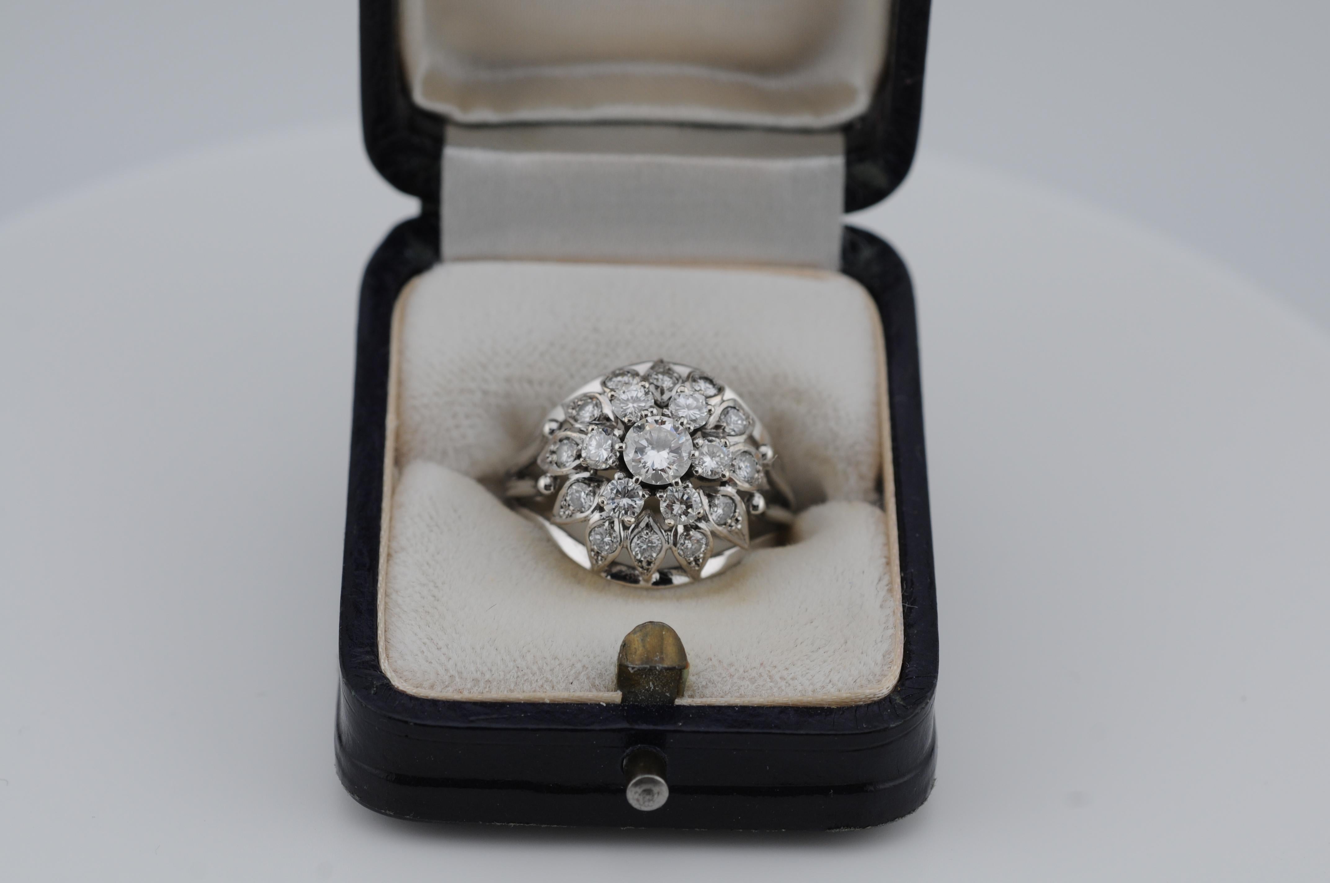 Gold Cluster Ring with Diamonds – Total 3.1ct with 14k whitegold For Sale 3