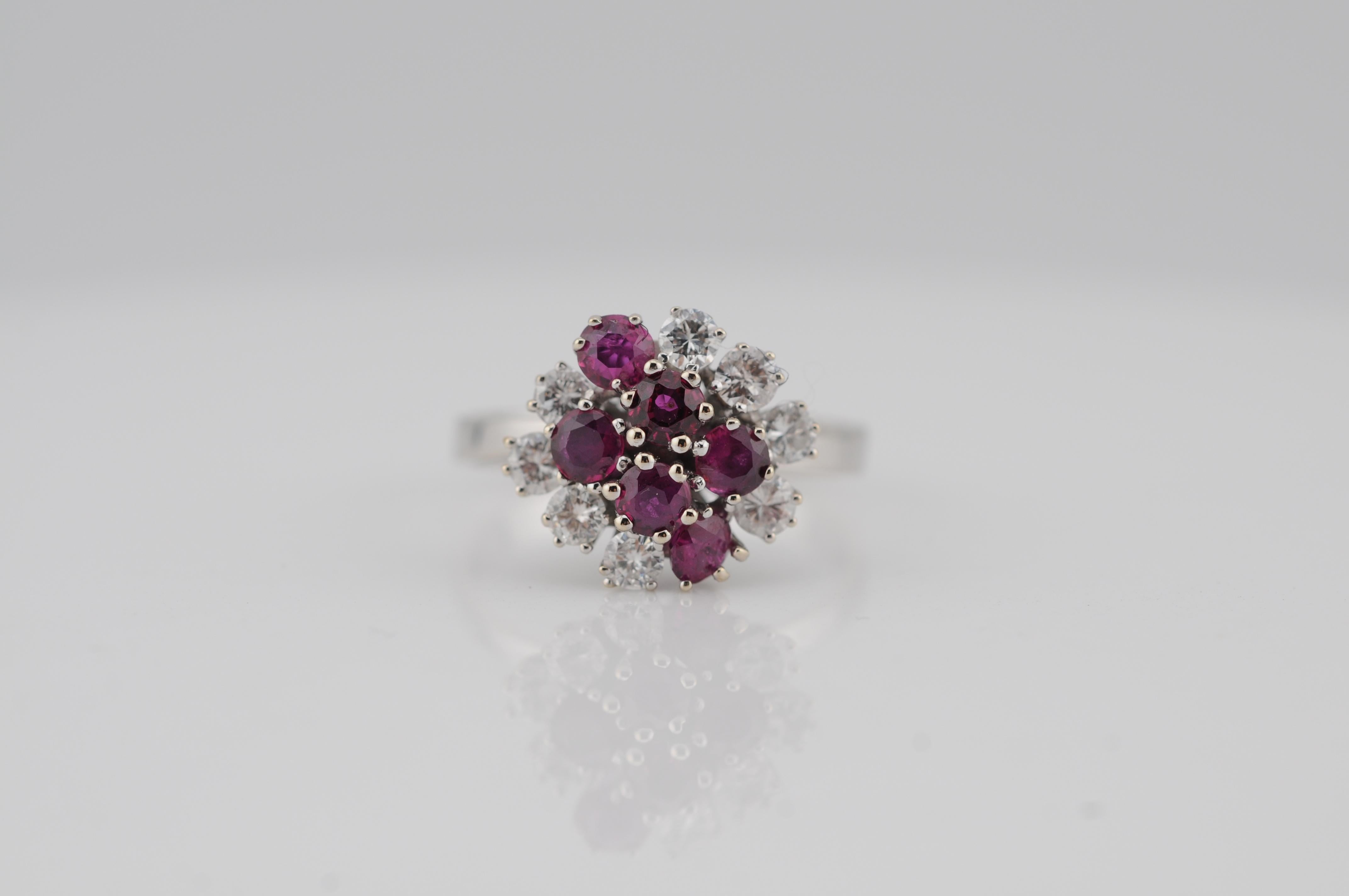 Gold-Cluster-Ring mit Rubinen und Diamanten (Ästhetizismus) im Angebot