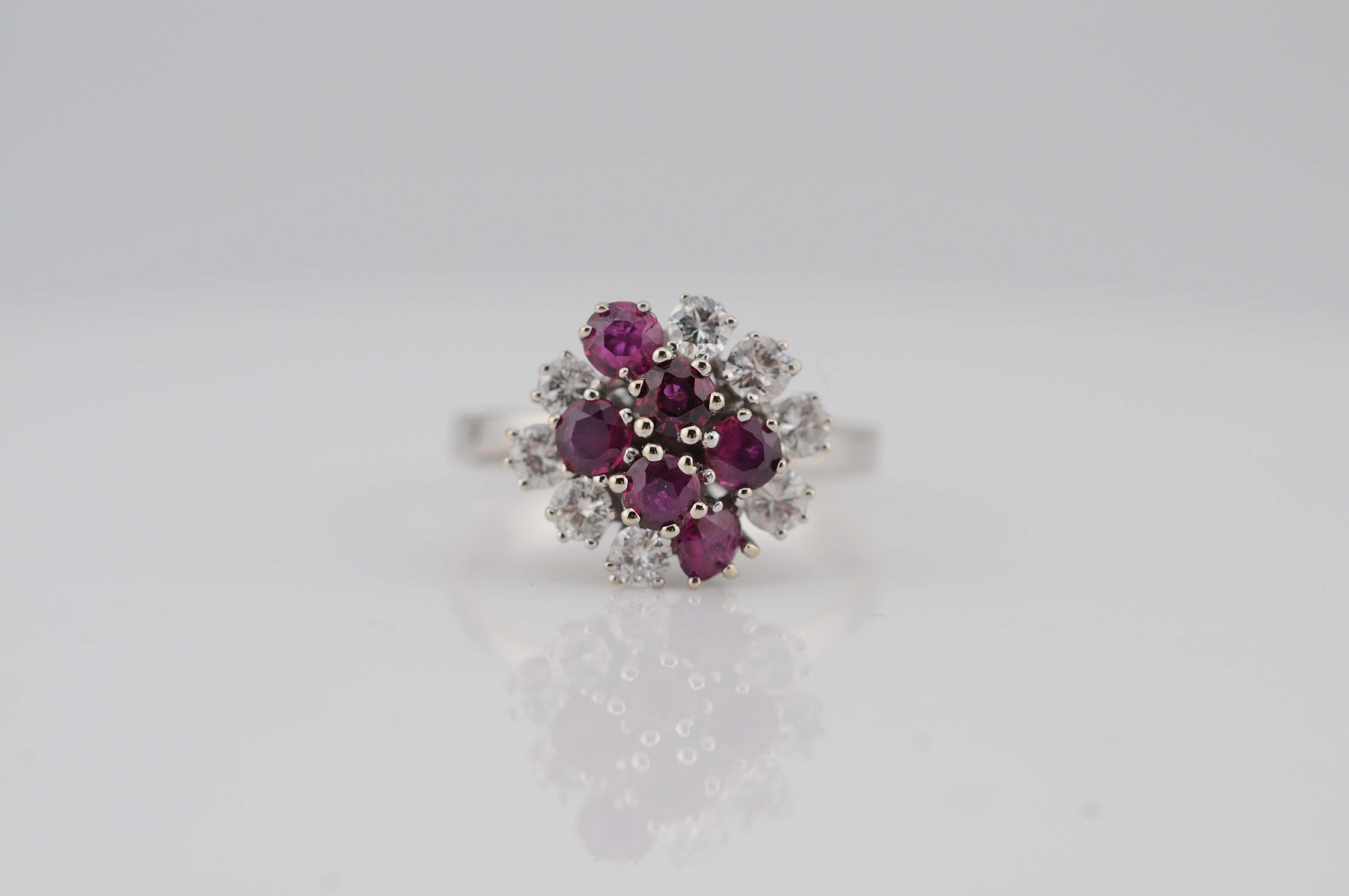 Gold-Cluster-Ring mit Rubinen und Diamanten (Rundschliff) im Angebot