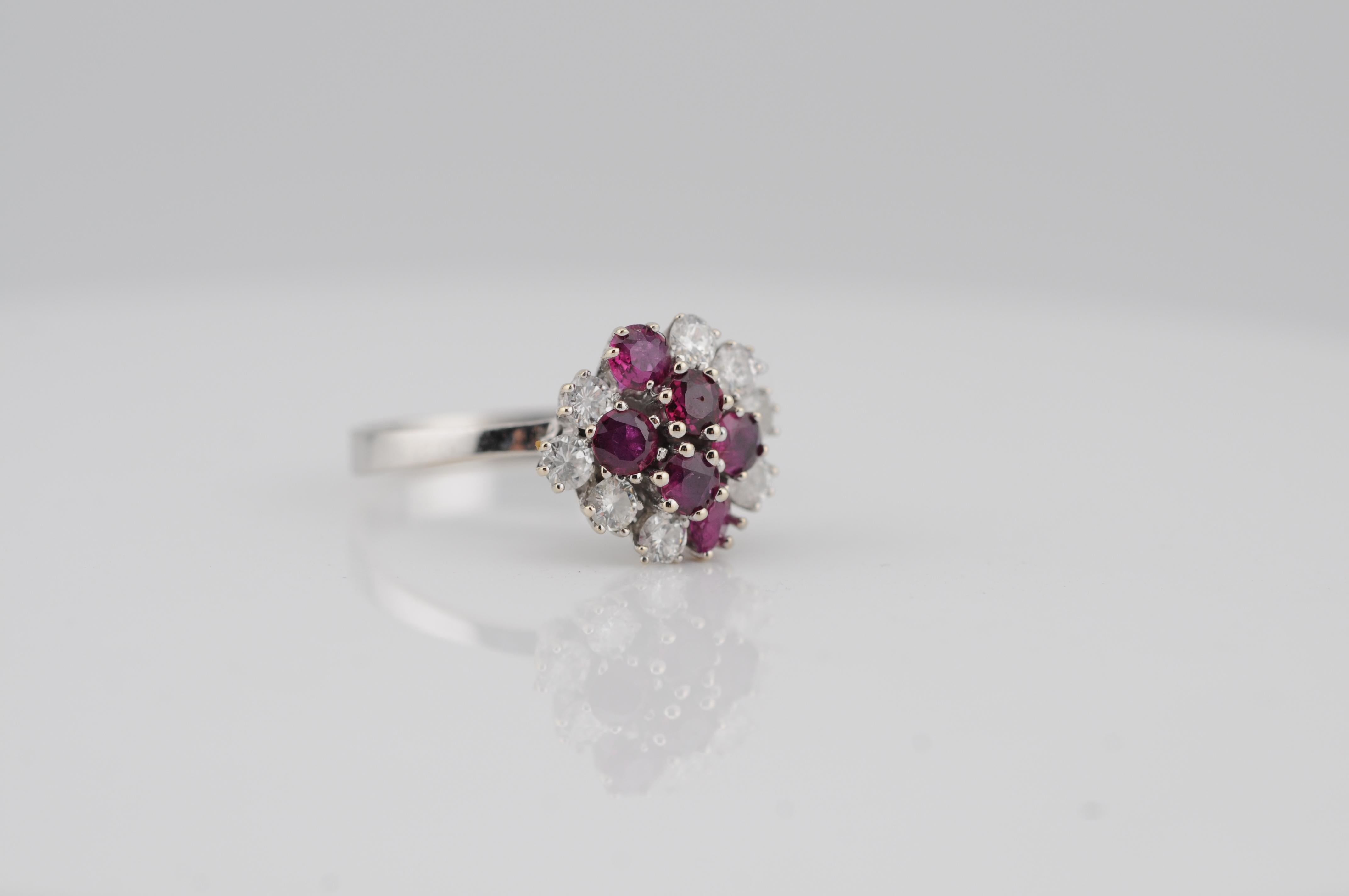Gold-Cluster-Ring mit Rubinen und Diamanten im Zustand „Gut“ im Angebot in Berlin, BE