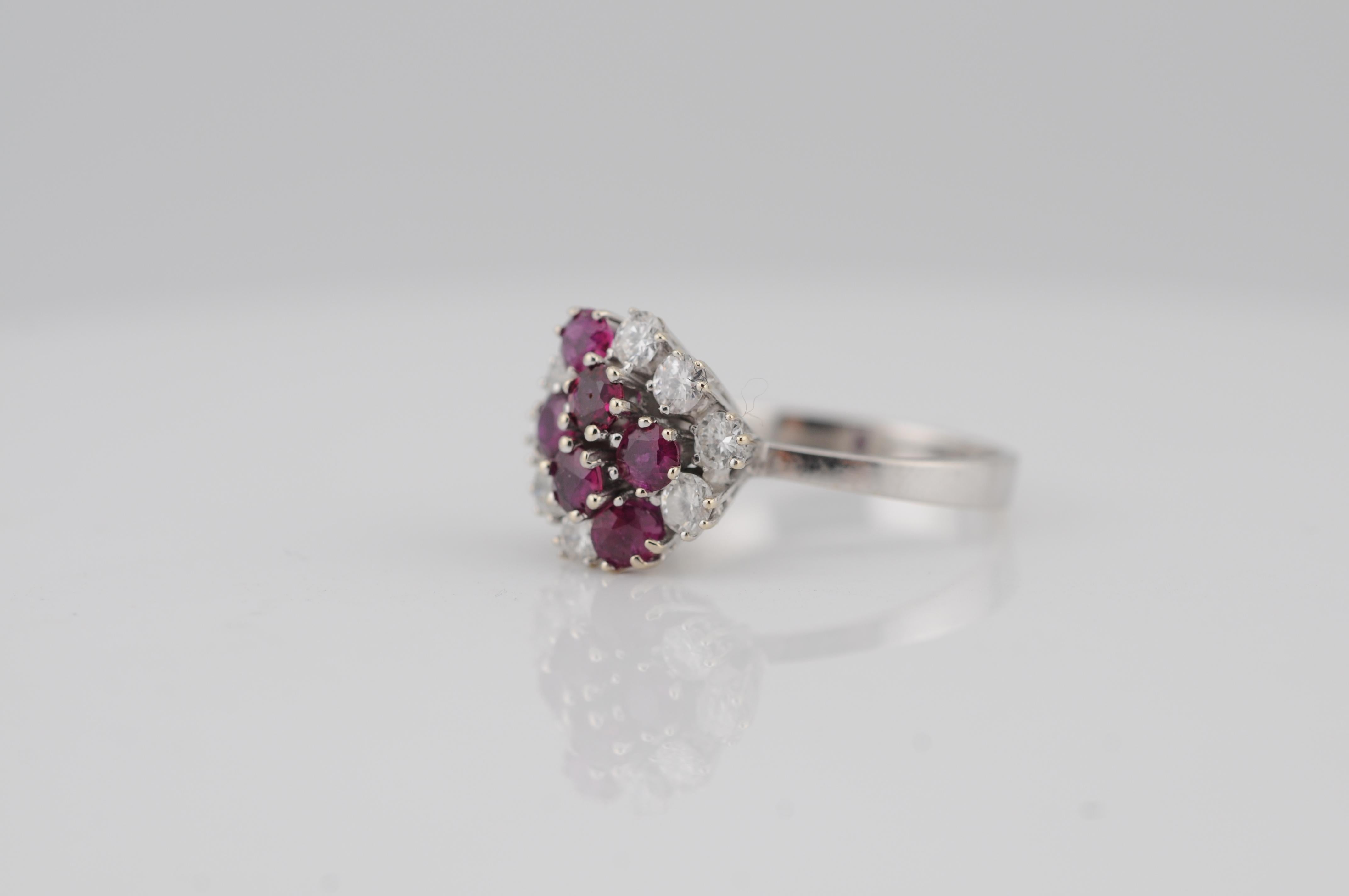 Gold-Cluster-Ring mit Rubinen und Diamanten für Damen oder Herren im Angebot