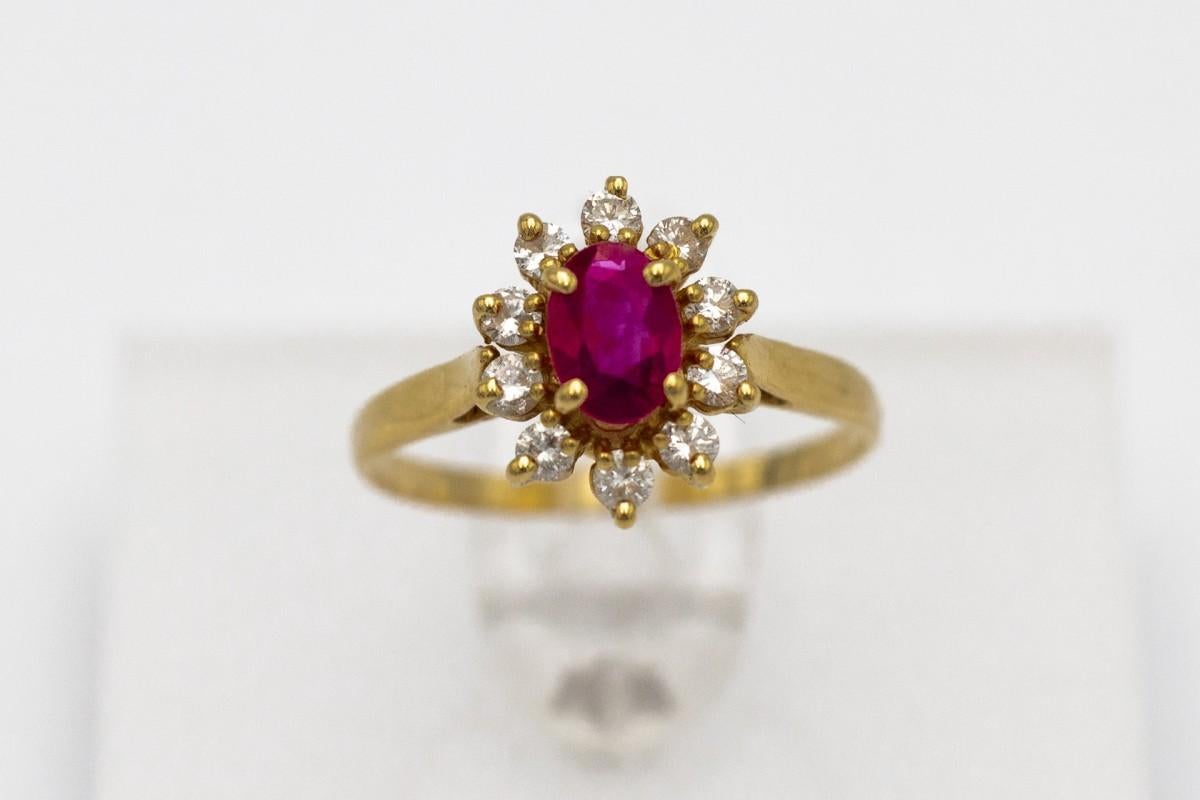 Taglio brillante Anello a grappolo in oro con rubino e diamanti, Francia, metà del XX secolo. in vendita