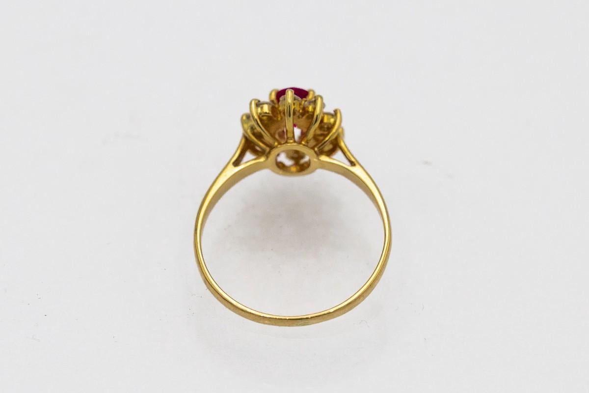 Anello a grappolo in oro con rubino e diamanti, Francia, metà del XX secolo. In condizioni buone in vendita a Chorzów, PL