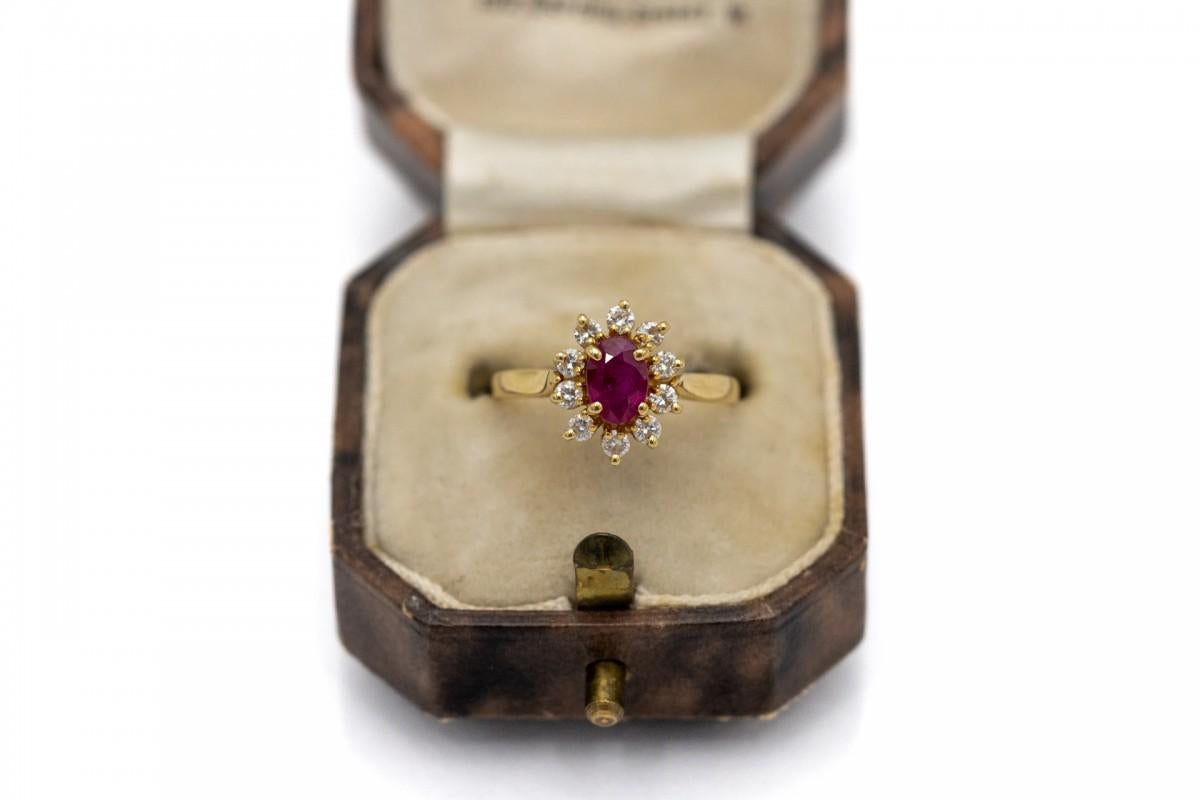 Anello a grappolo in oro con rubino e diamanti, Francia, metà del XX secolo. in vendita 1