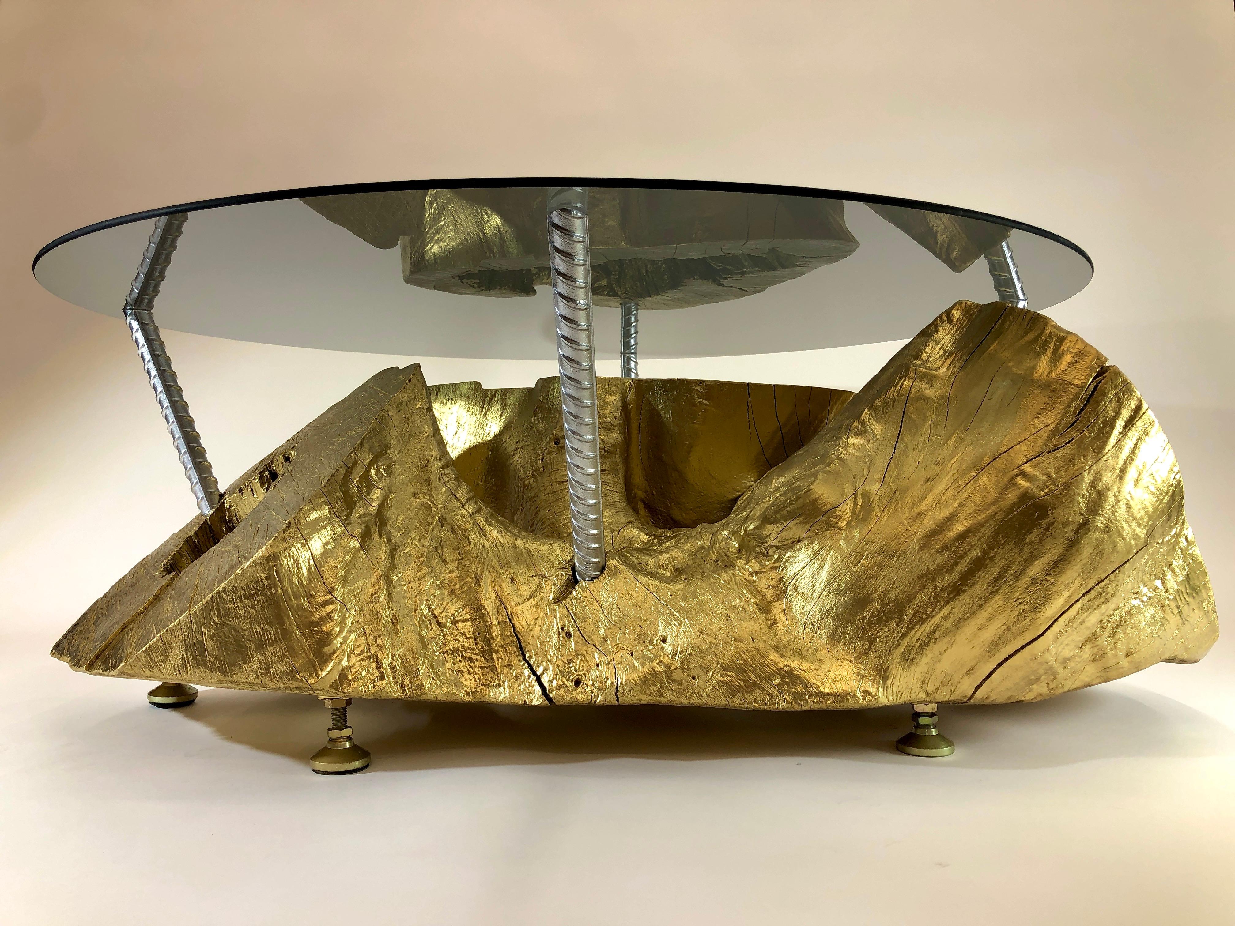 Métal Table basse en forme de souche d'arbre en or avec plateau en verre fumé en vente