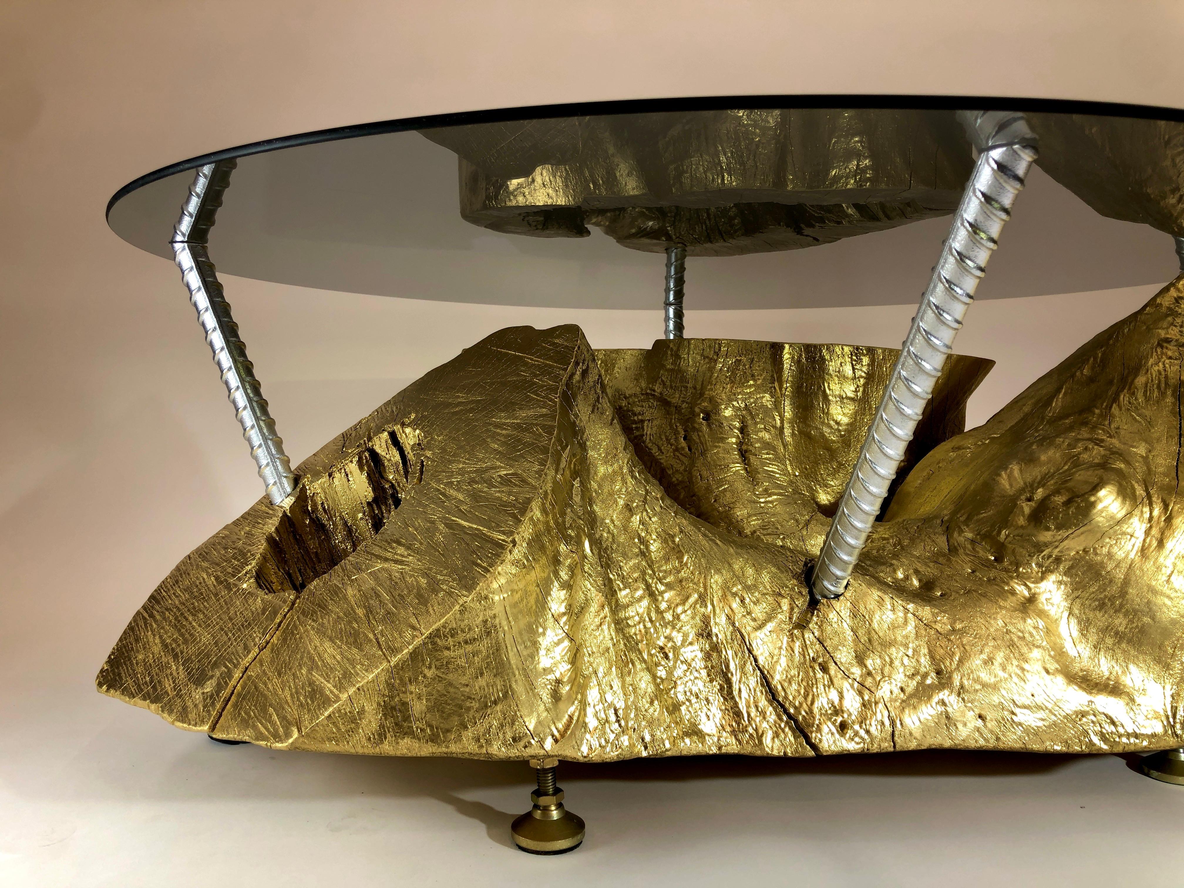 Table basse en forme de souche d'arbre en or avec plateau en verre fumé en vente 1