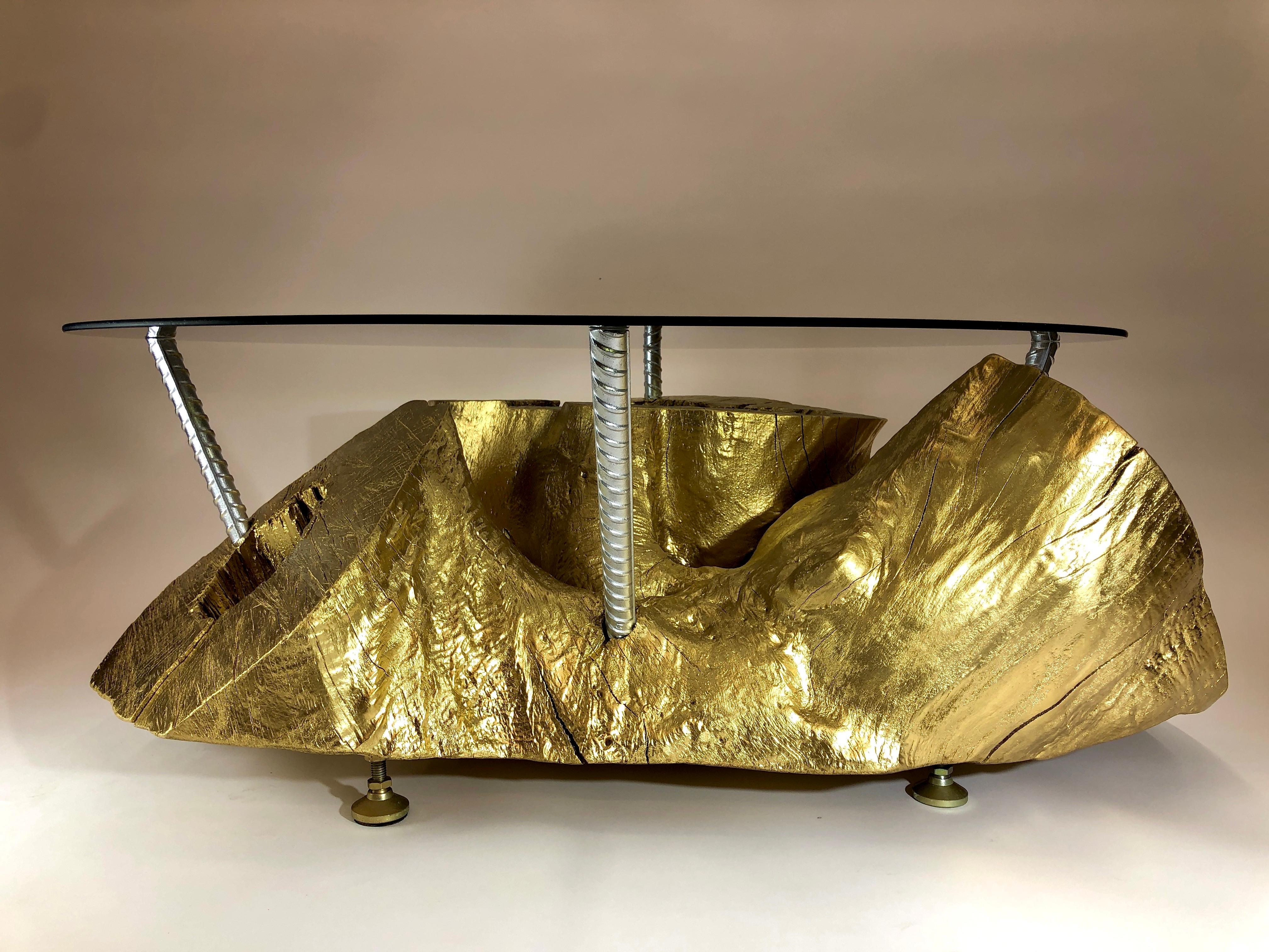 Table basse en forme de souche d'arbre en or avec plateau en verre fumé en vente 2