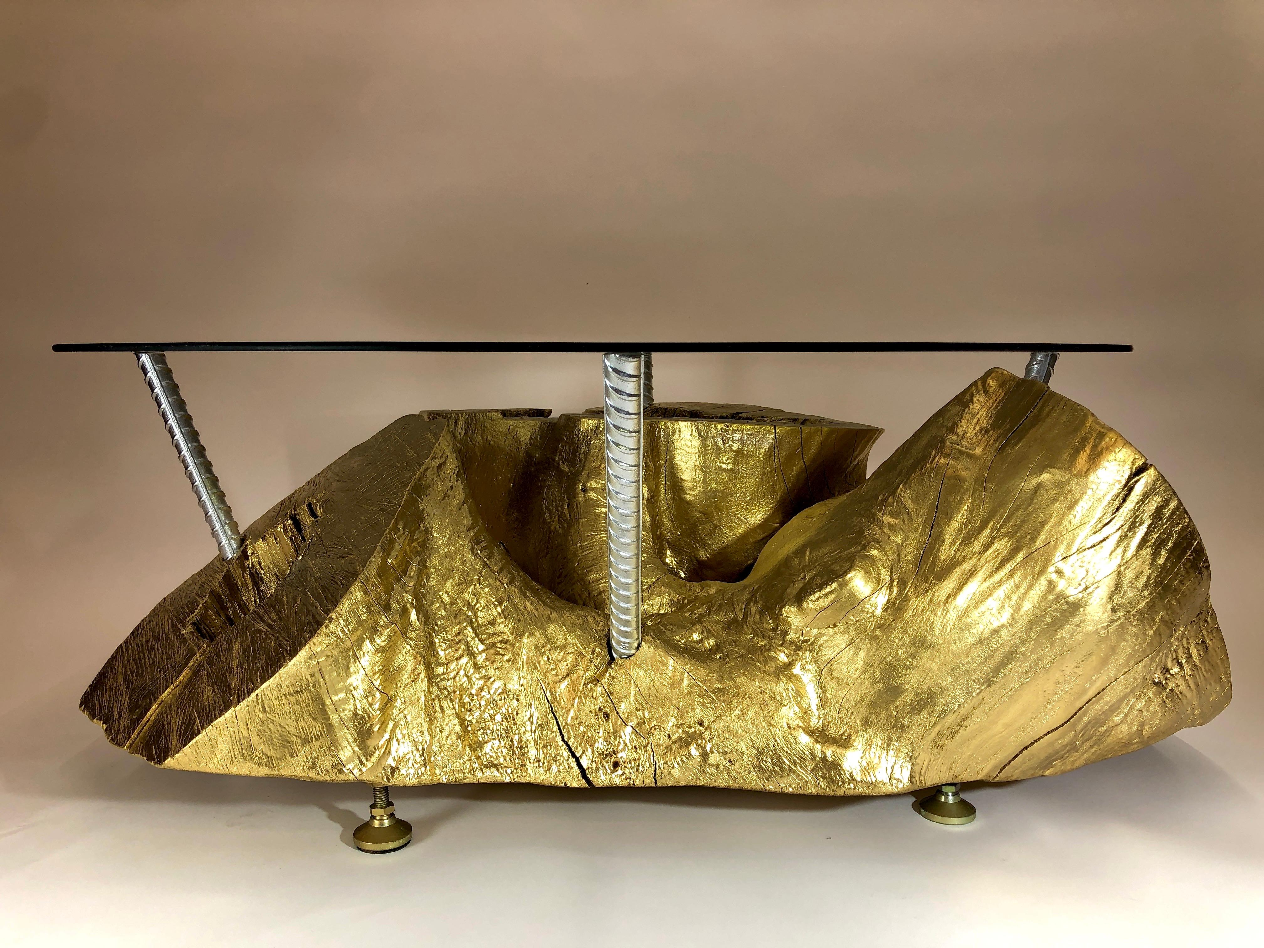 Table basse en forme de souche d'arbre en or avec plateau en verre fumé en vente 3