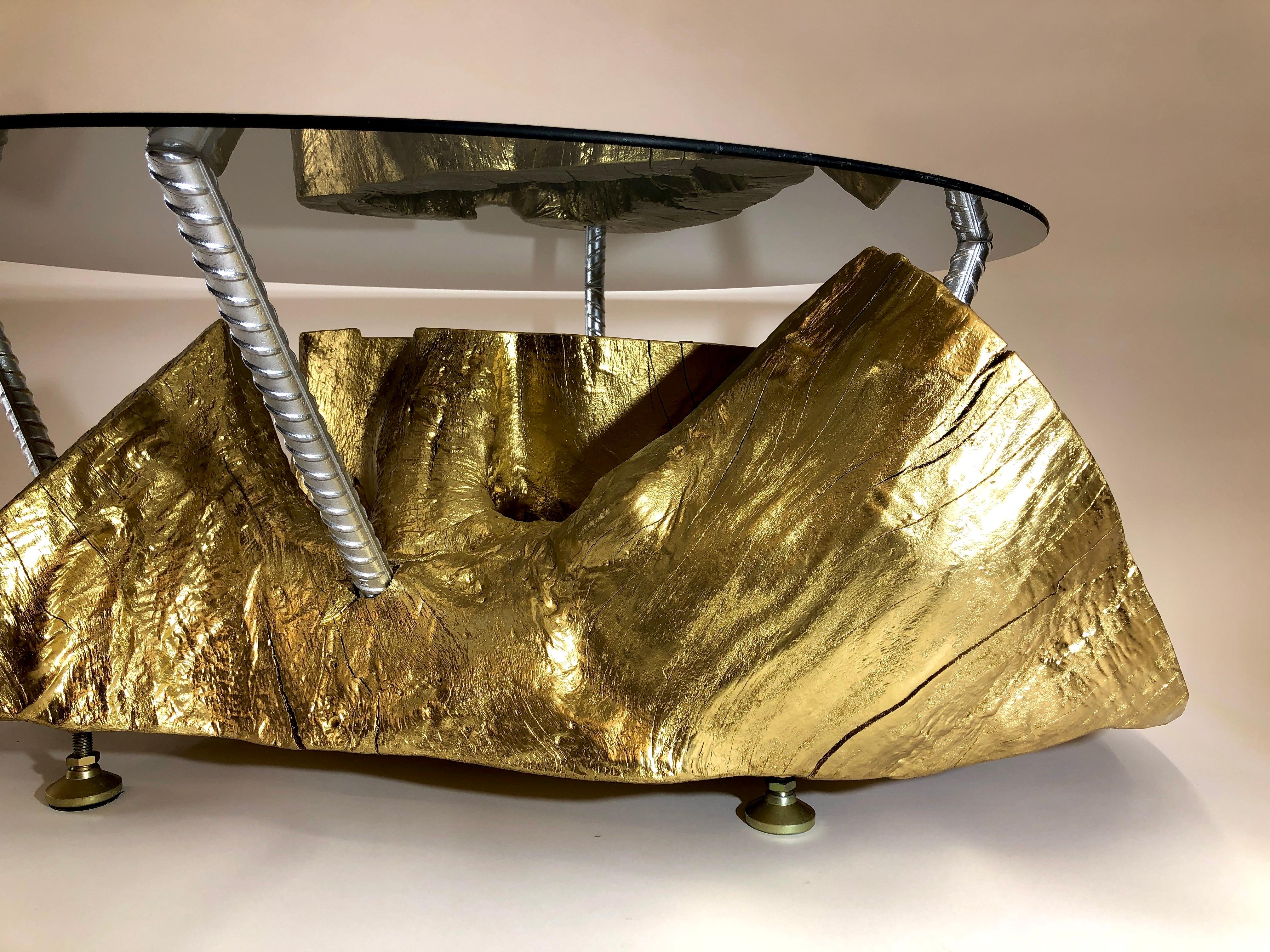 Table basse en forme de souche d'arbre en or avec plateau en verre fumé en vente 4