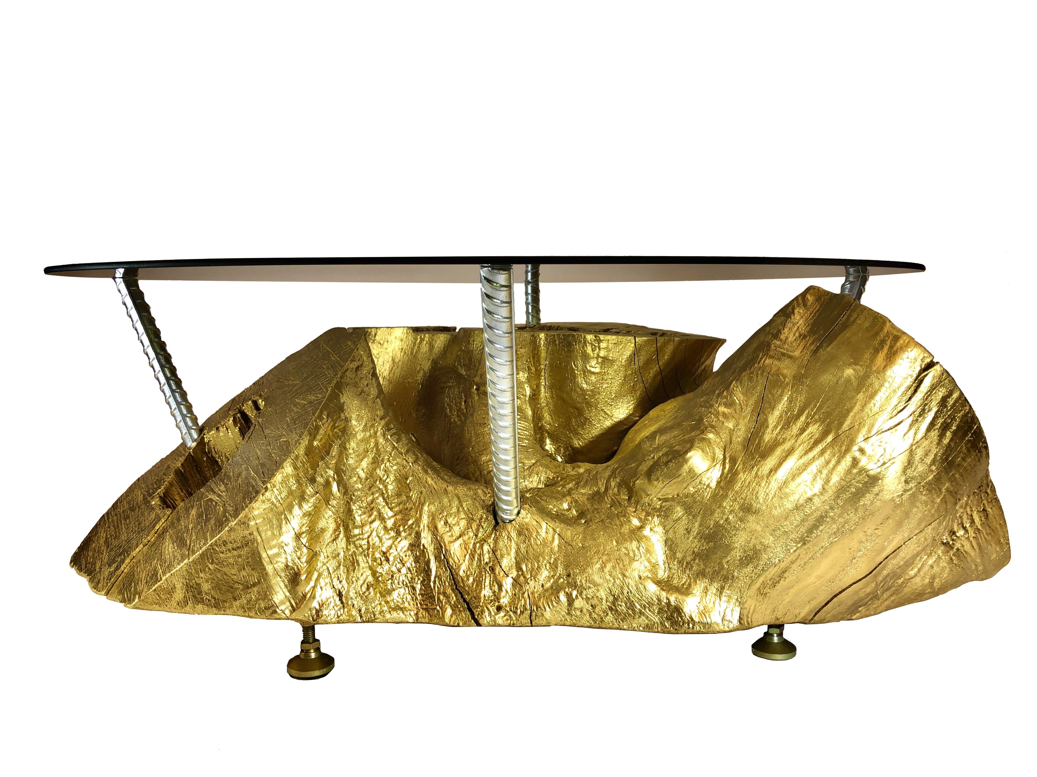 Organique Table basse en forme de souche d'arbre en or avec plateau en verre fumé en vente