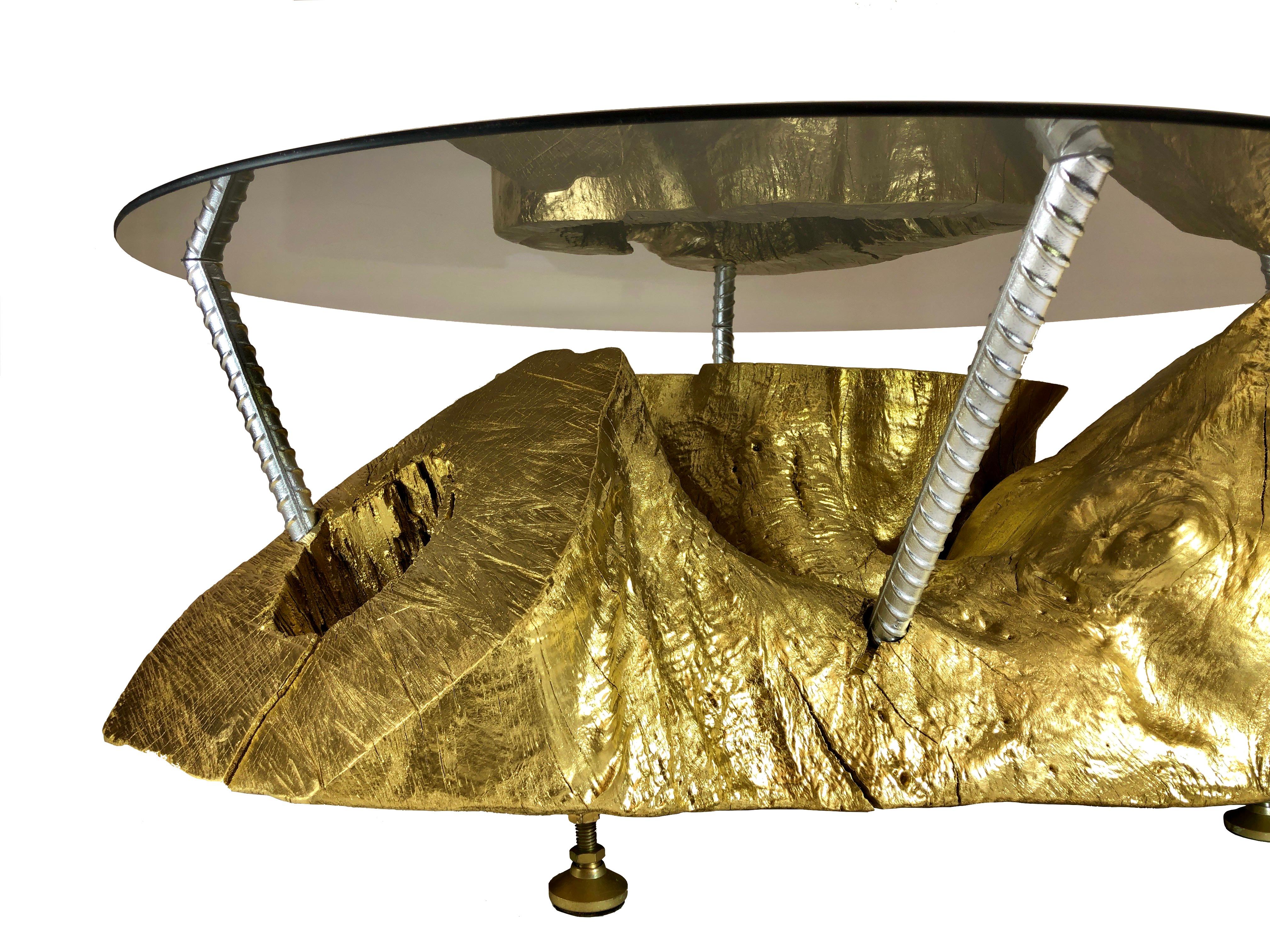 Canadien Table basse en forme de souche d'arbre en or avec plateau en verre fumé en vente