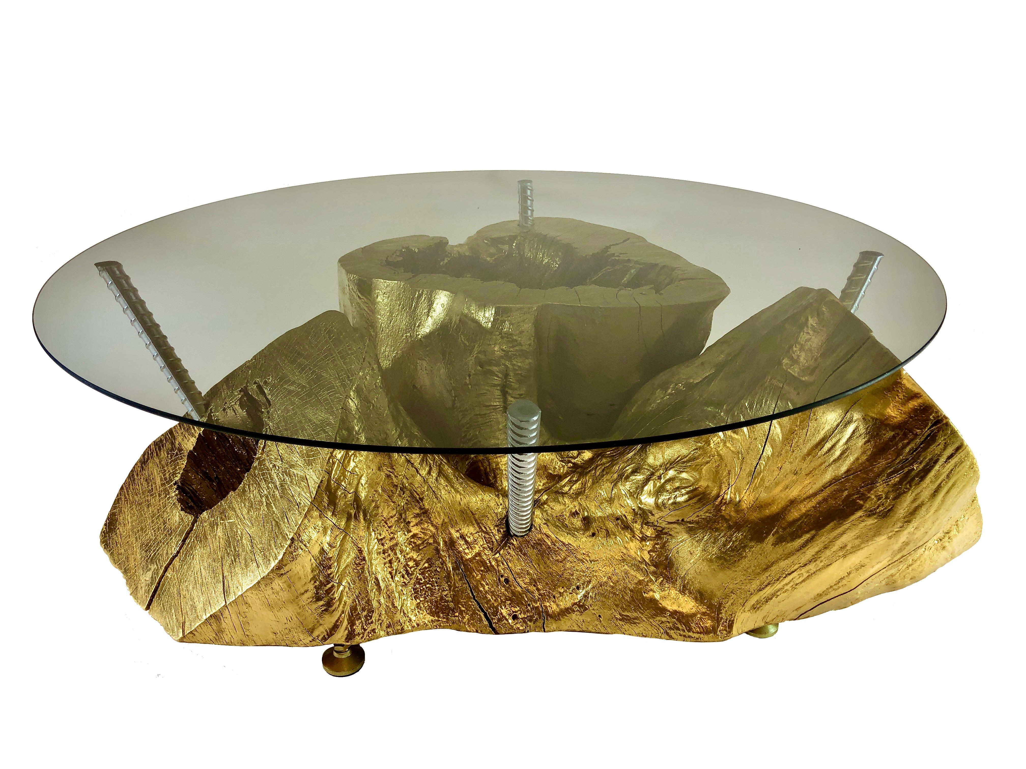 Effet bronze Table basse en forme de souche d'arbre en or avec plateau en verre fumé en vente