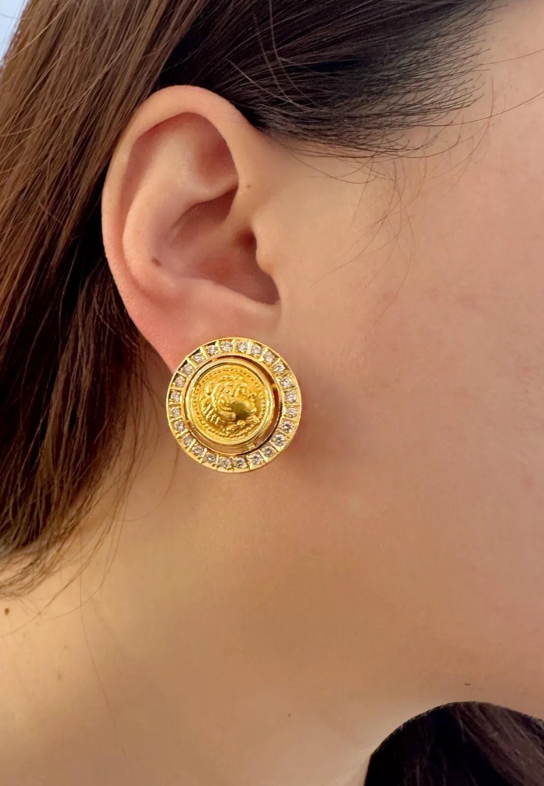Goldmünze- und Diamant-Ohrringe aus 18 Karat Gelbgold

Die Gelbgoldmünzen und Diamantohrringe sind mit natürlichen, runden Brillanten mit einem Gesamtgewicht von 1,10 Karat besetzt und in 18 Karat Gelbgold gefasst. Die Ohrringe sind mit