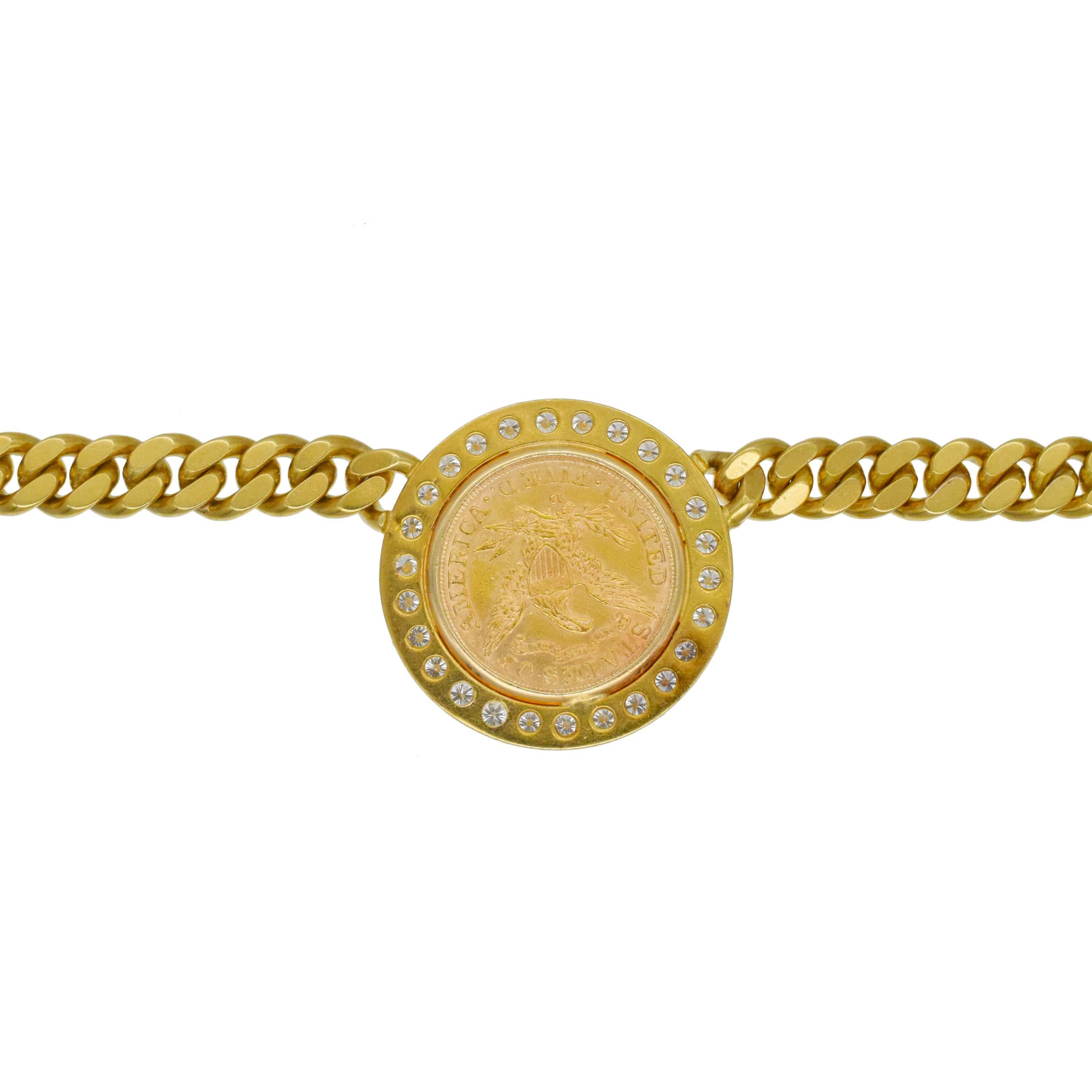 Collier de pièces de monnaie en or et de diamants en or jaune 18k. (style Bvlgari) Le collier comporte de l'or Liberty de 1907 à 5 dollars.  Pièce sertie au centre, entourée d'un halo de 25 diamants ronds de taille brillant, d'un poids total
