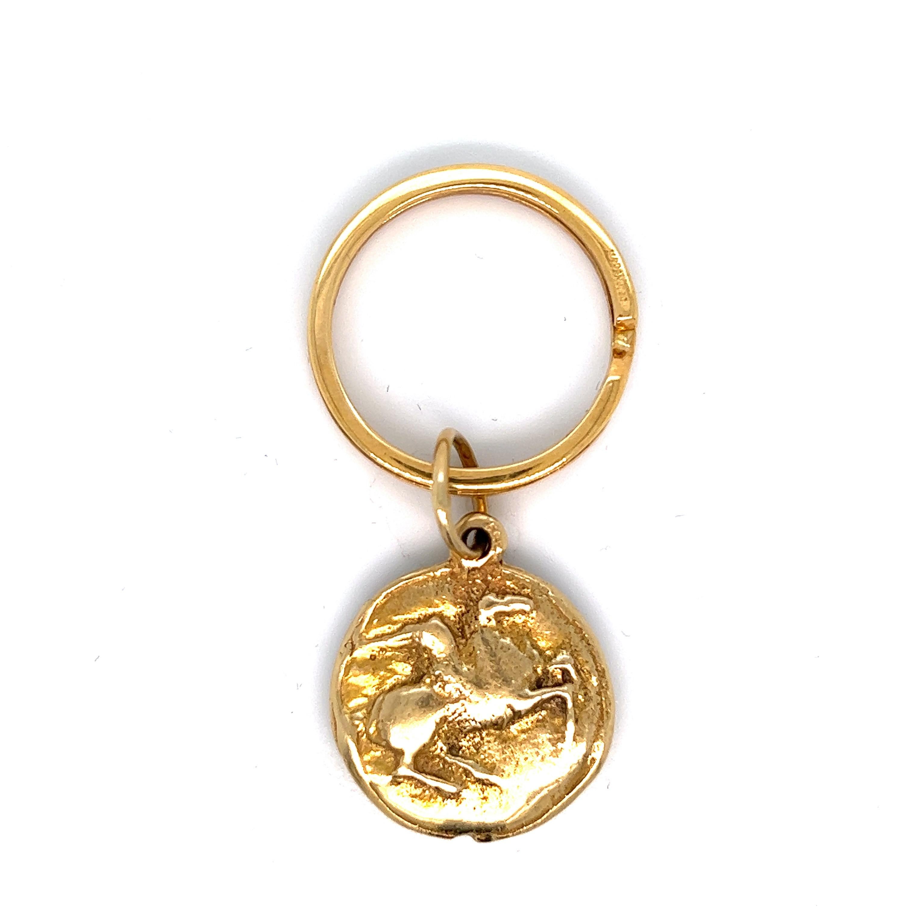 Schlüsselanhänger aus Goldmünzen; geprägt 504 VI, 750

Dem Stil von Bvlgari zuzuschreiben, 18 Karat Gelbgold

Größe: Breite 2,4 cm, Länge 2,8 cm
Gesamtgewicht: 27.0 Gramm