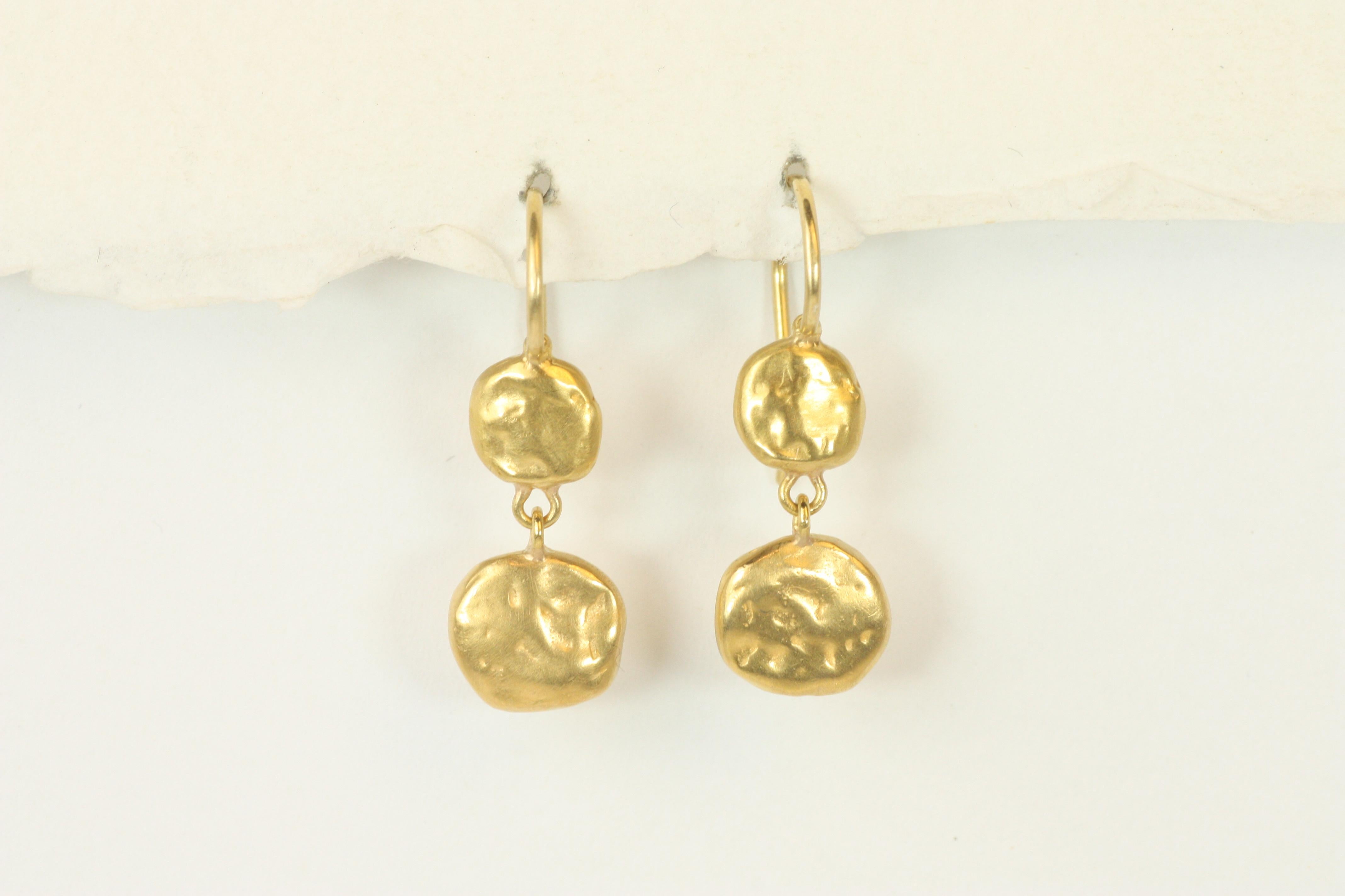 Boucles d'oreilles pendantes en or jaune 18 carats avec pièces de monnaie en or massif Neuf - En vente à Santa Monica, CA