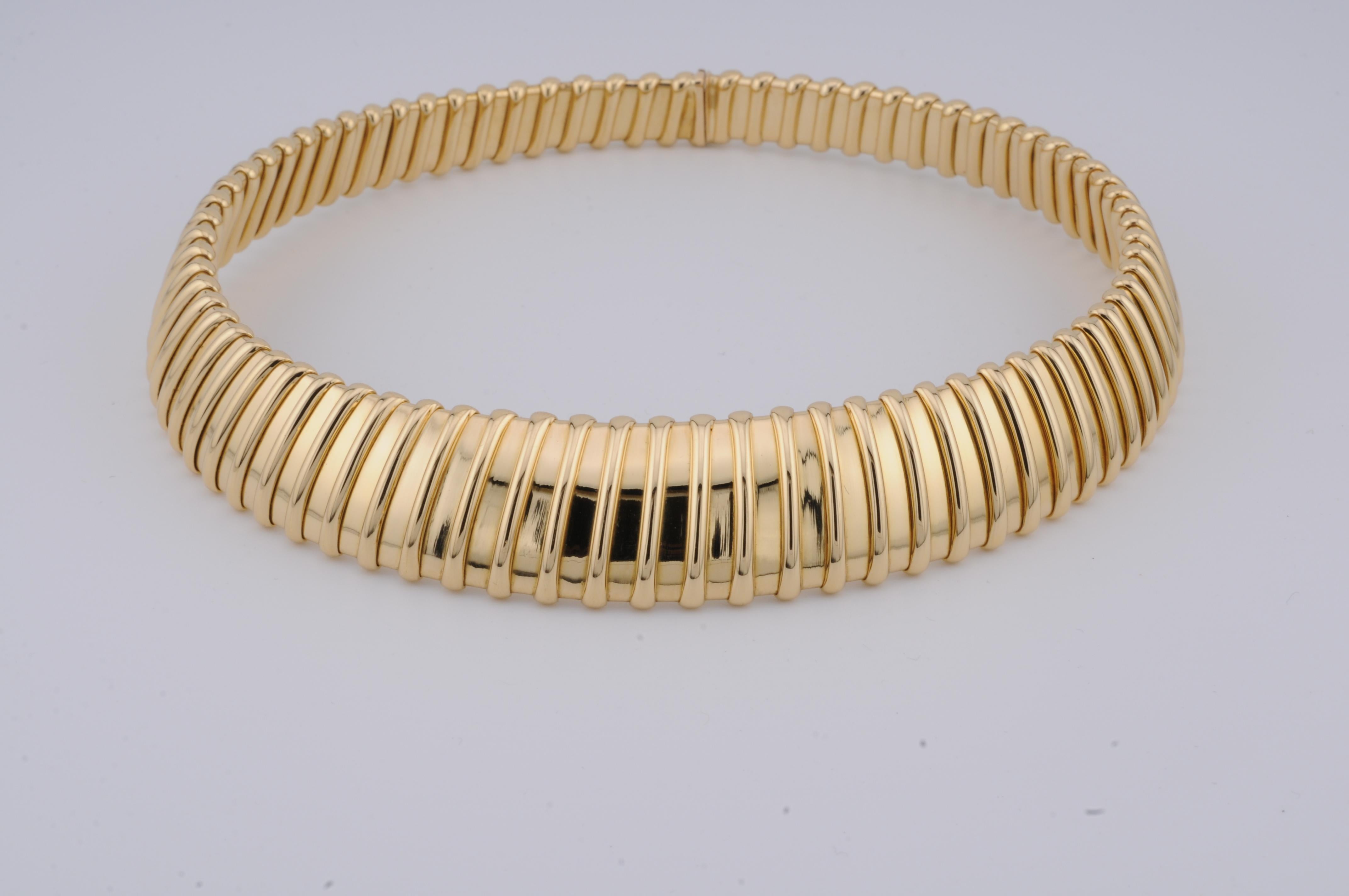 Collier en or jaune 18K par Wempe - 150g

Collier en or jaune massif 18K, réalisé par Wempe. Le design est épuré et bien proportionné, l'accent étant mis sur les matériaux et les formes.

Pesant environ 150 grammes, cette pièce allie poids et