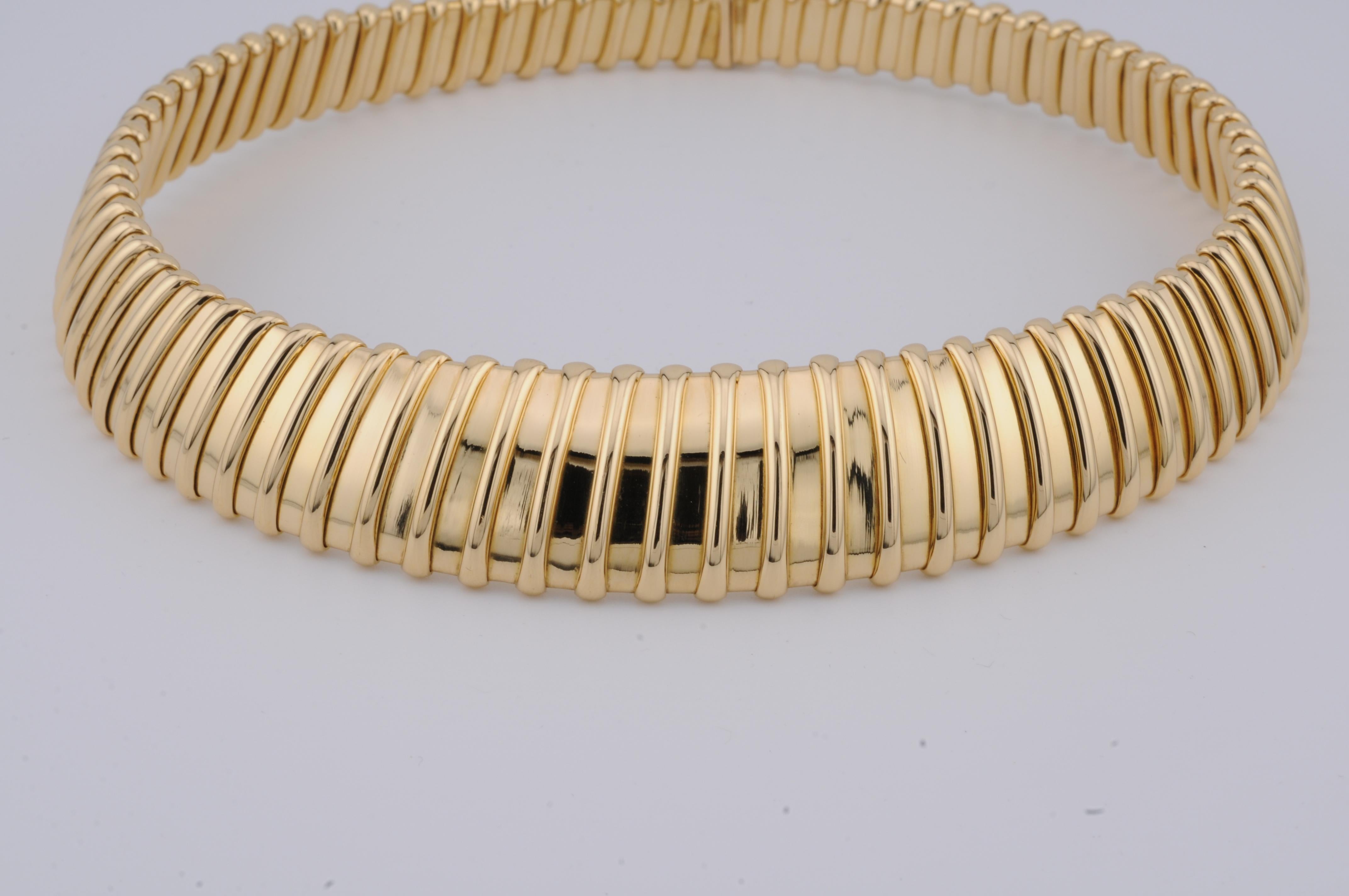 Mouvement esthétique Colliers de Wempe en or jaune 18 carats en vente