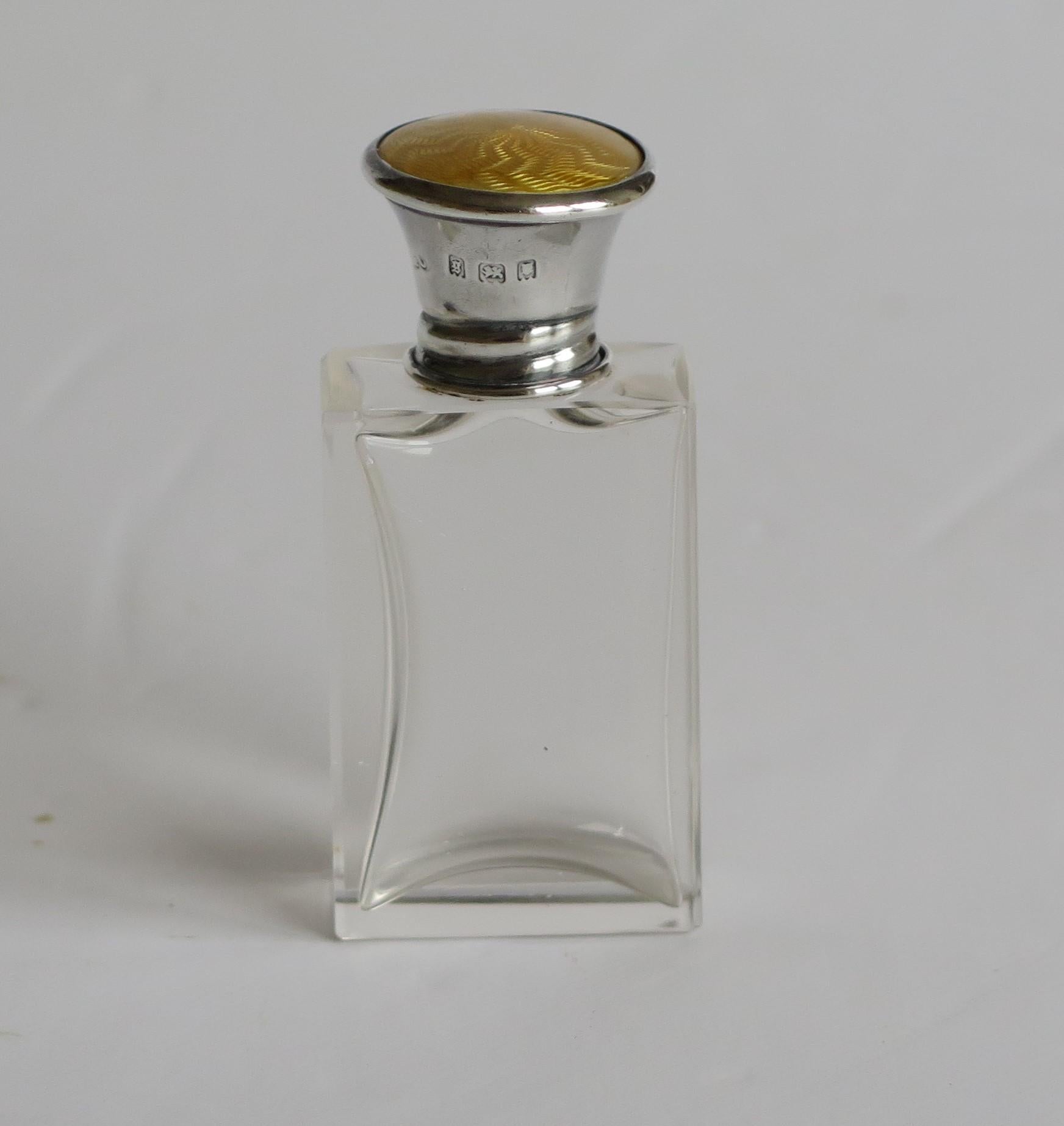 Guilloche- oder Parfümflasche aus glasüberzogenem Guilloche- und Silber, London 1922 (Englisch) im Angebot