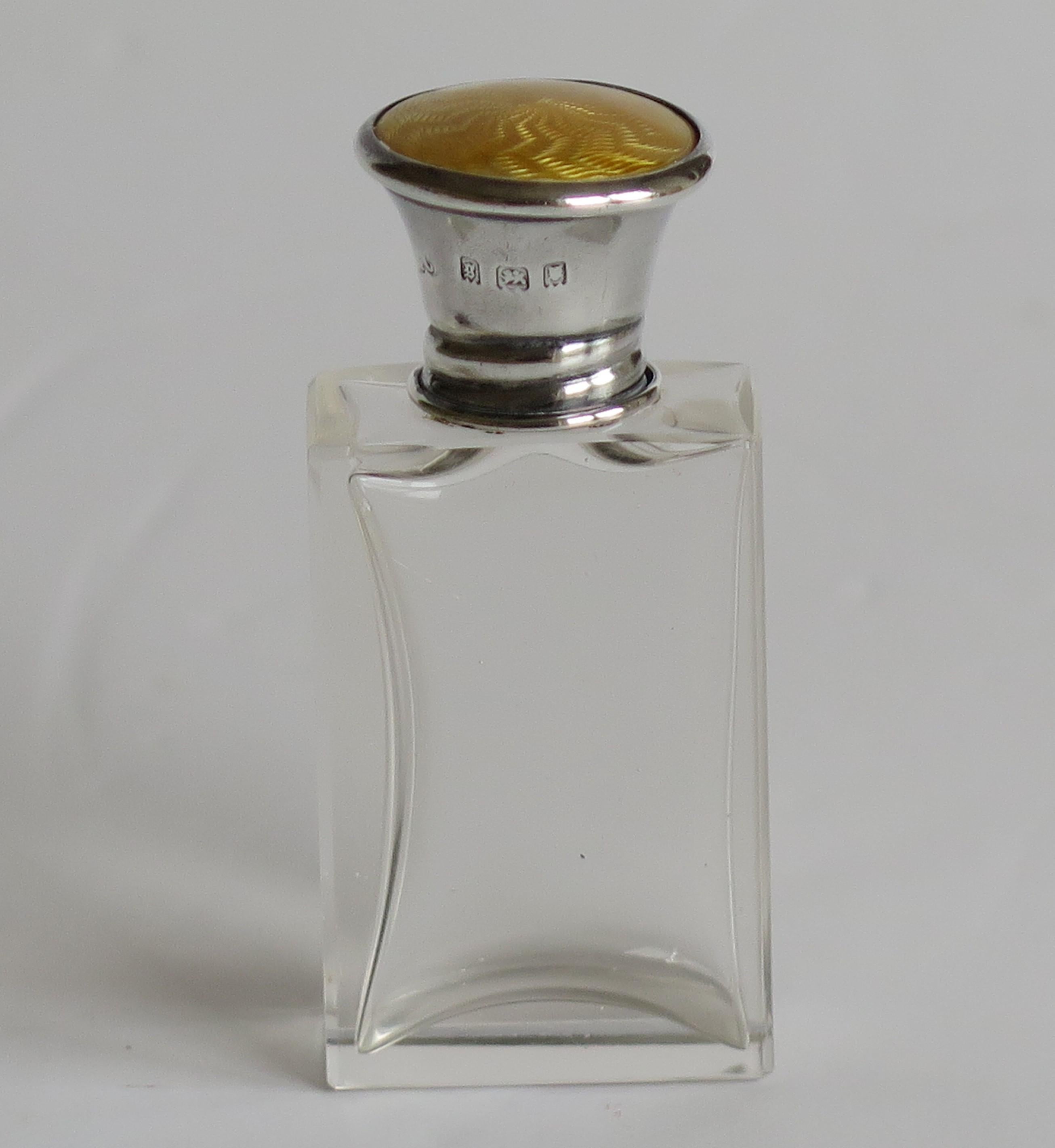 Sculpté à la main Flacon de parfum ou de parfum en verre guilloché et recouvert d'argent, Londres 1922 en vente
