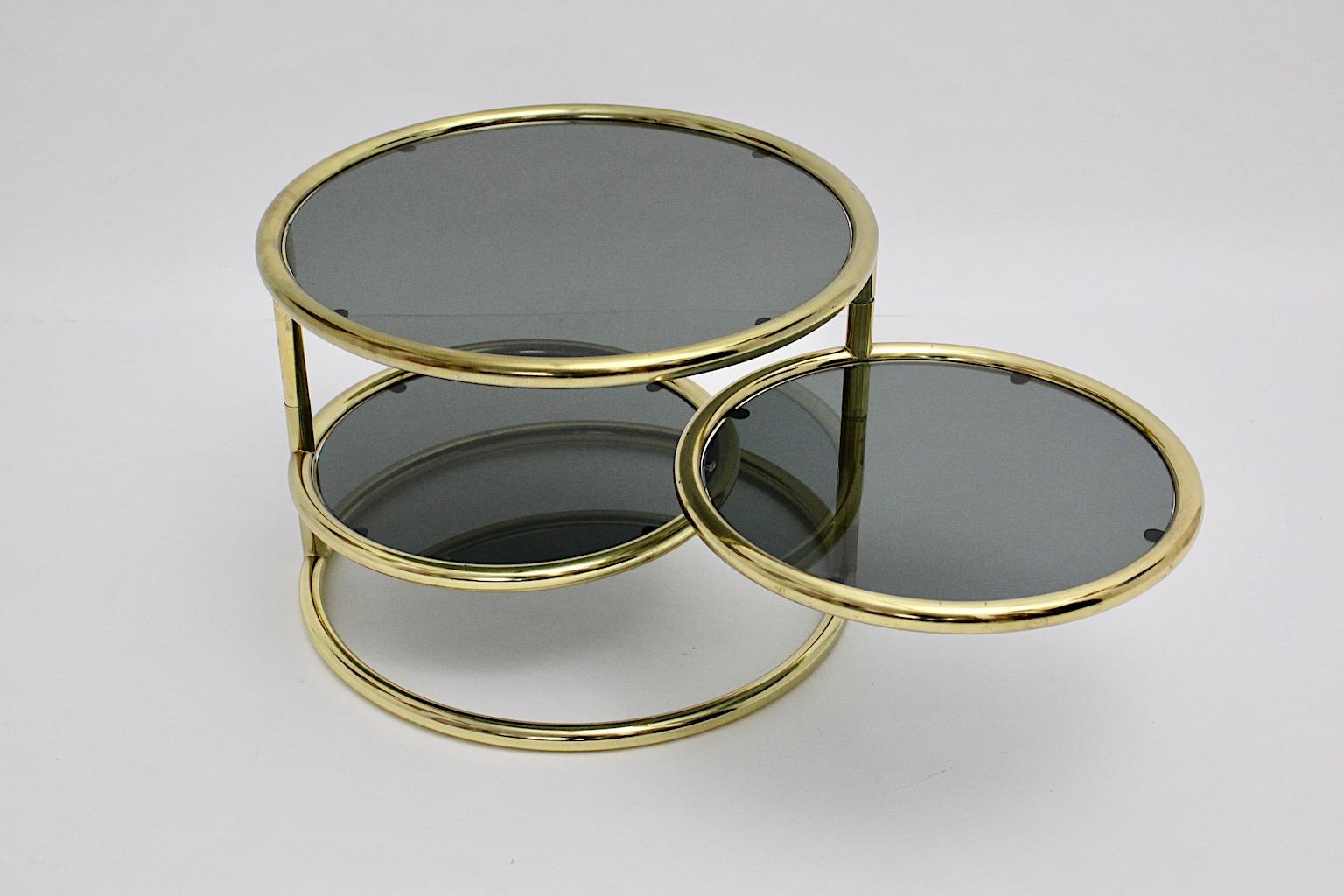 20ième siècle Table basse pivotante vintage en métal couleur or et verre fumé, table de canapé, années 1960 en vente