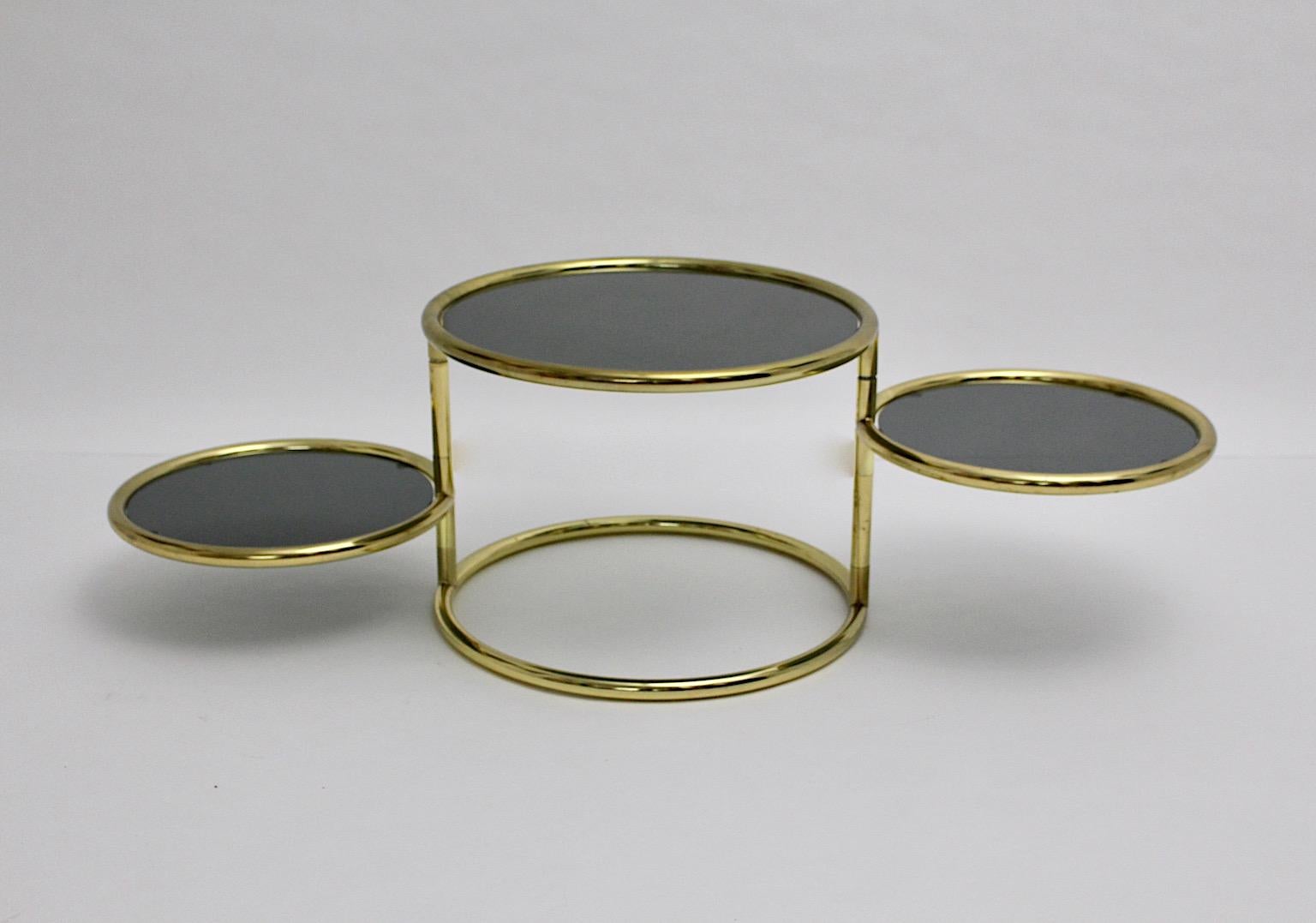 Table basse pivotante vintage en métal couleur or et verre fumé, table de canapé, années 1960 en vente 1