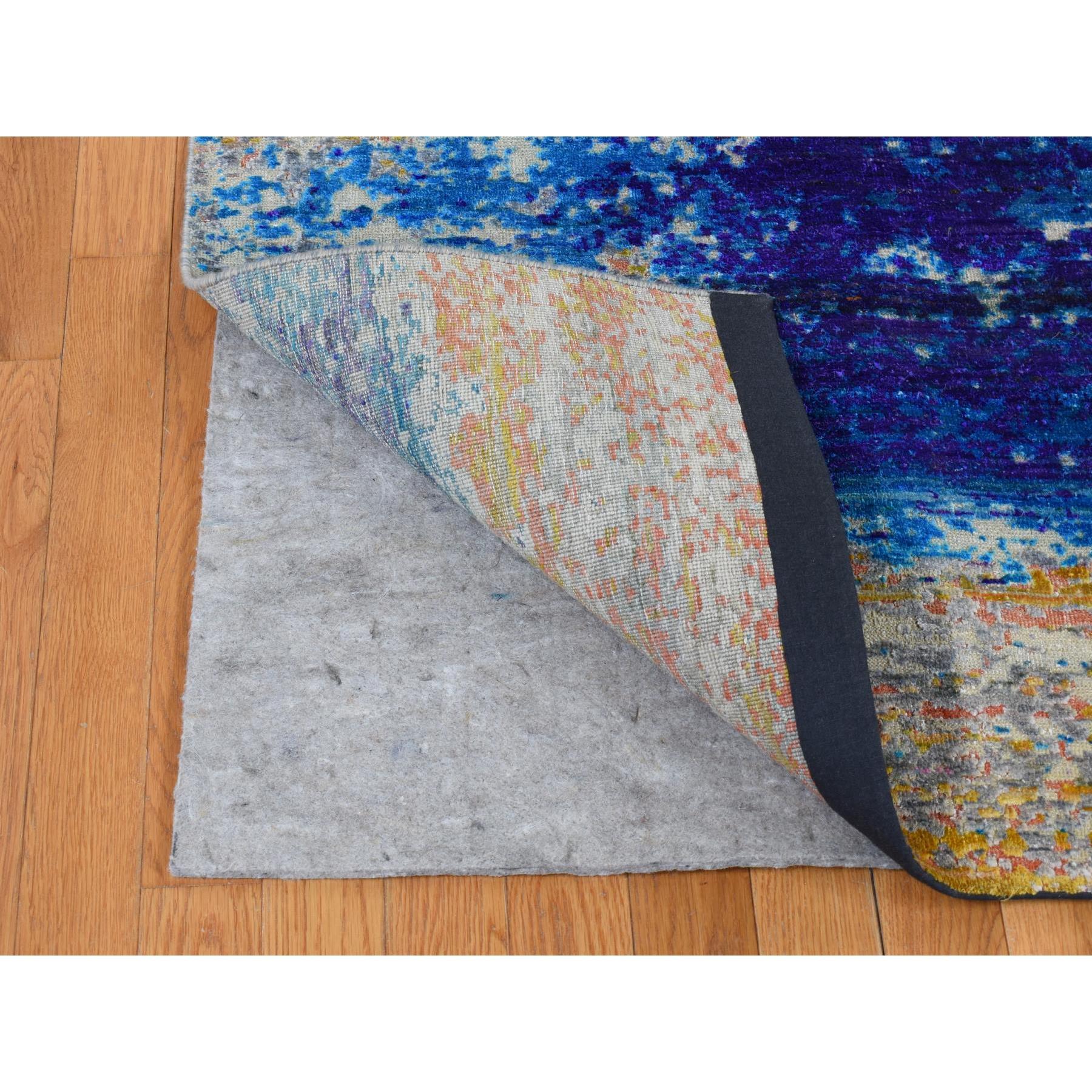 Noué à la main Tapis d'Orient Sari couleur or, laine texturée à la soie, design abstrait, noué à la main en vente