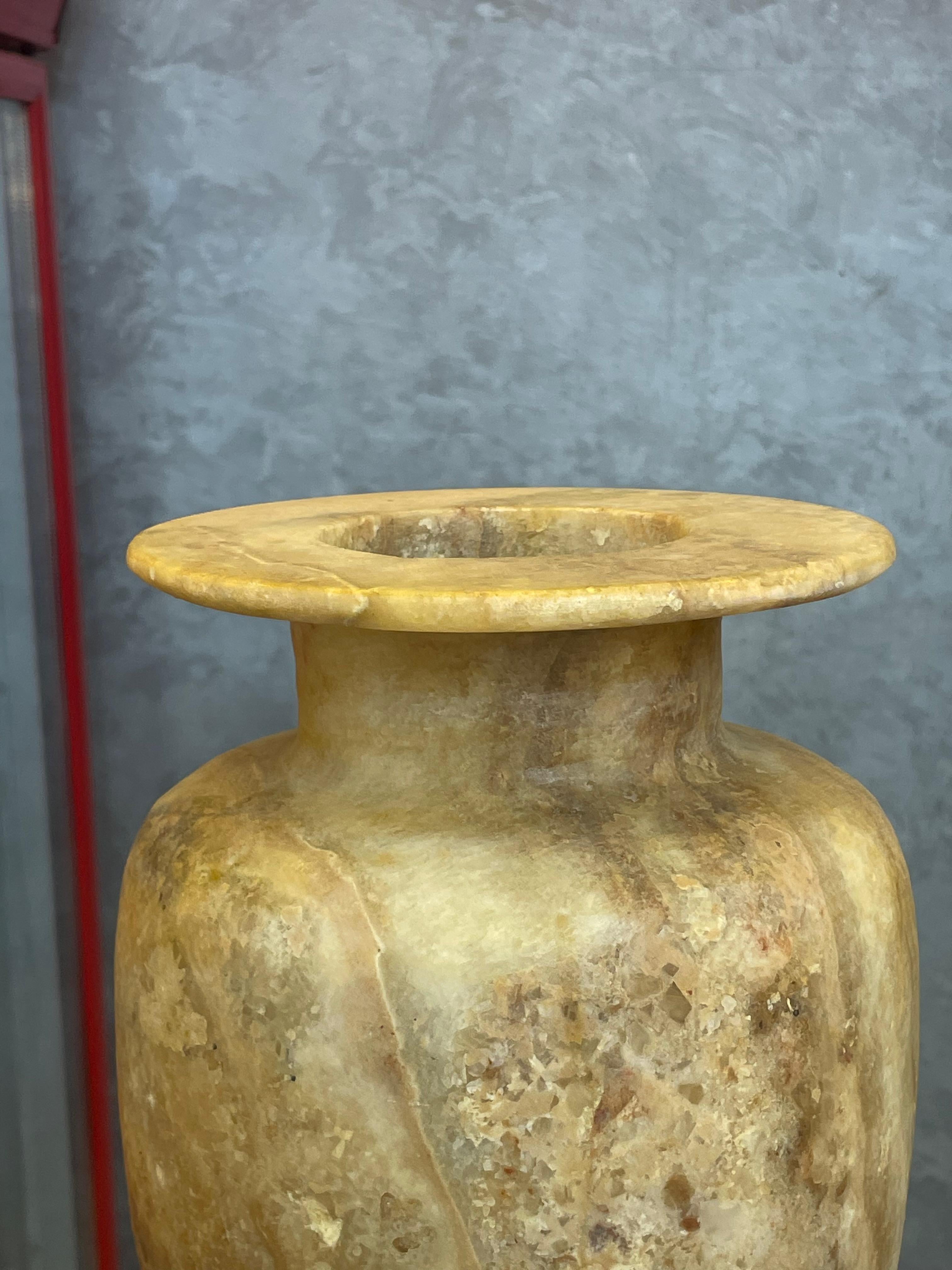 Jarrón grande de alabastro dorado con marrón, Egipto, Contemporáneo Egipcio en venta