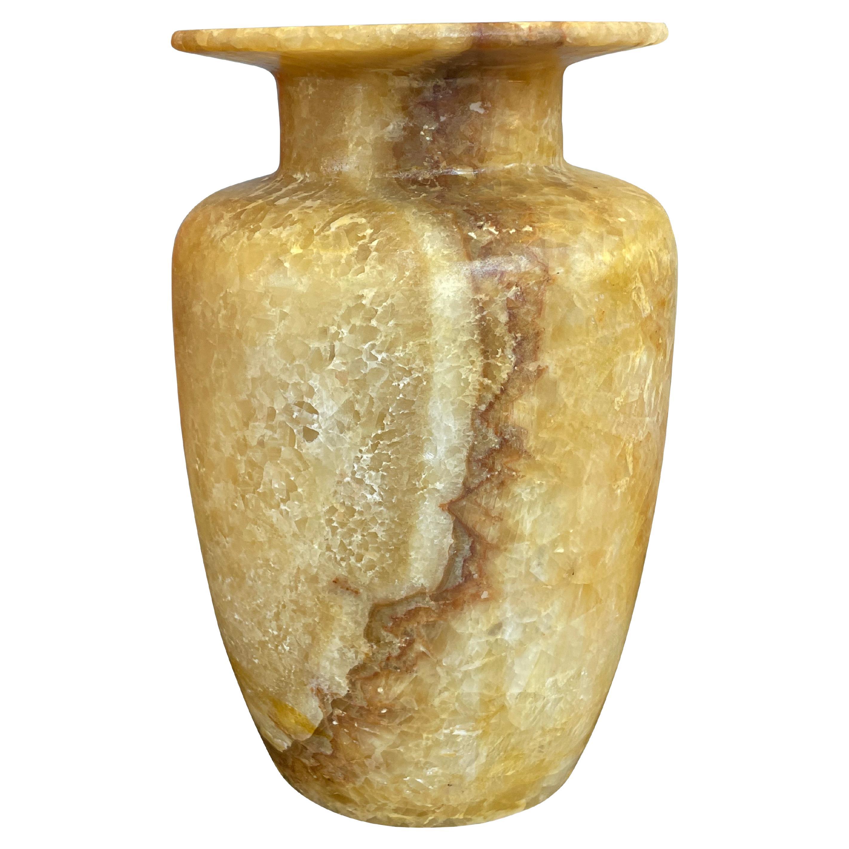 Zeitgenössische ägyptische Vase aus Alabaster.
Goldfarben mit vertikaler brauner Ader.
Klassische Form.
Von Hand geschnitzt, geformt und poliert.
Teil einer Collection'S.