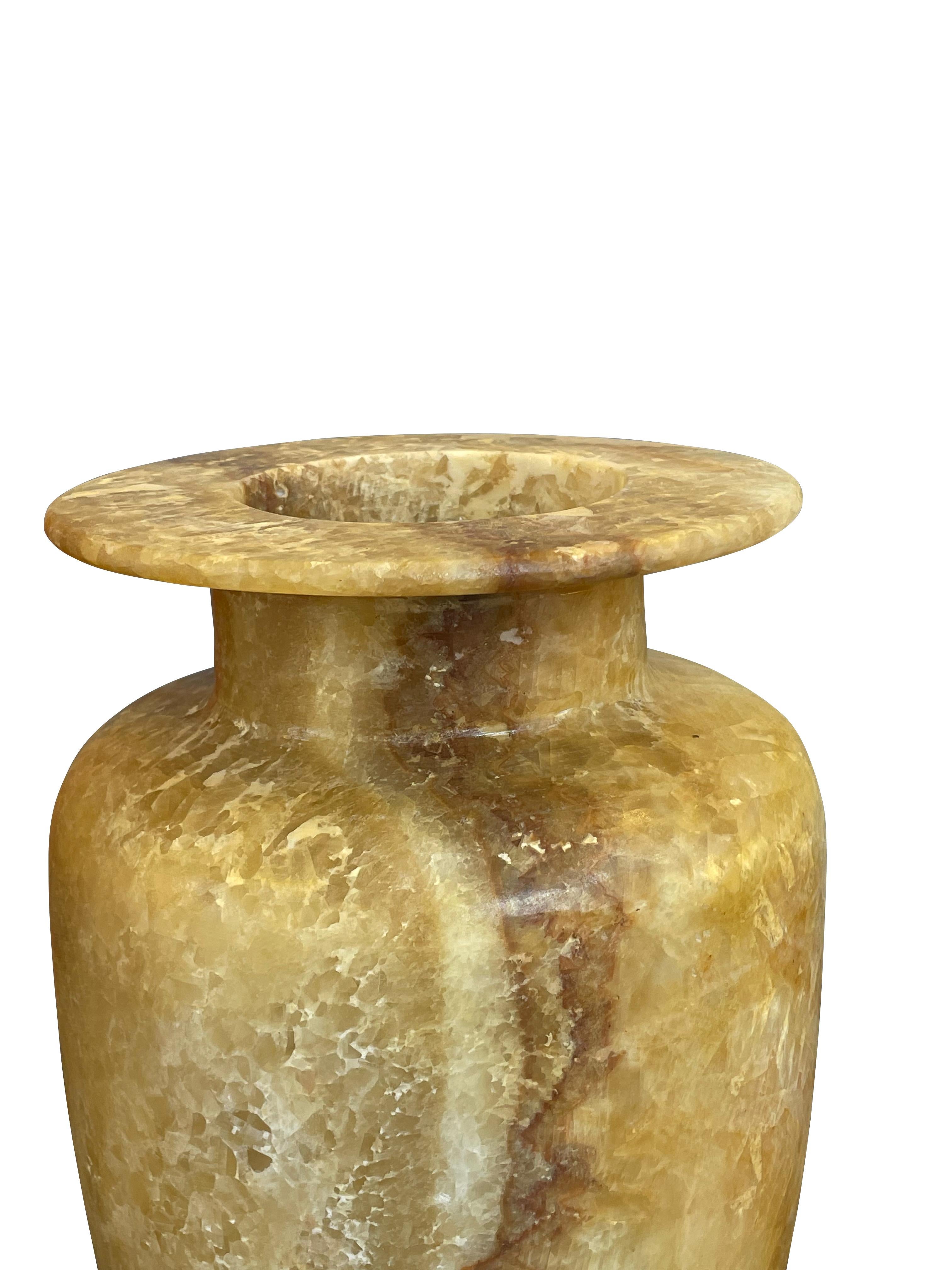 Goldfarbe mit brauner Ader Classic Form Alabaster Vase, Ägypten, Contemporary (Ägyptisch) im Angebot