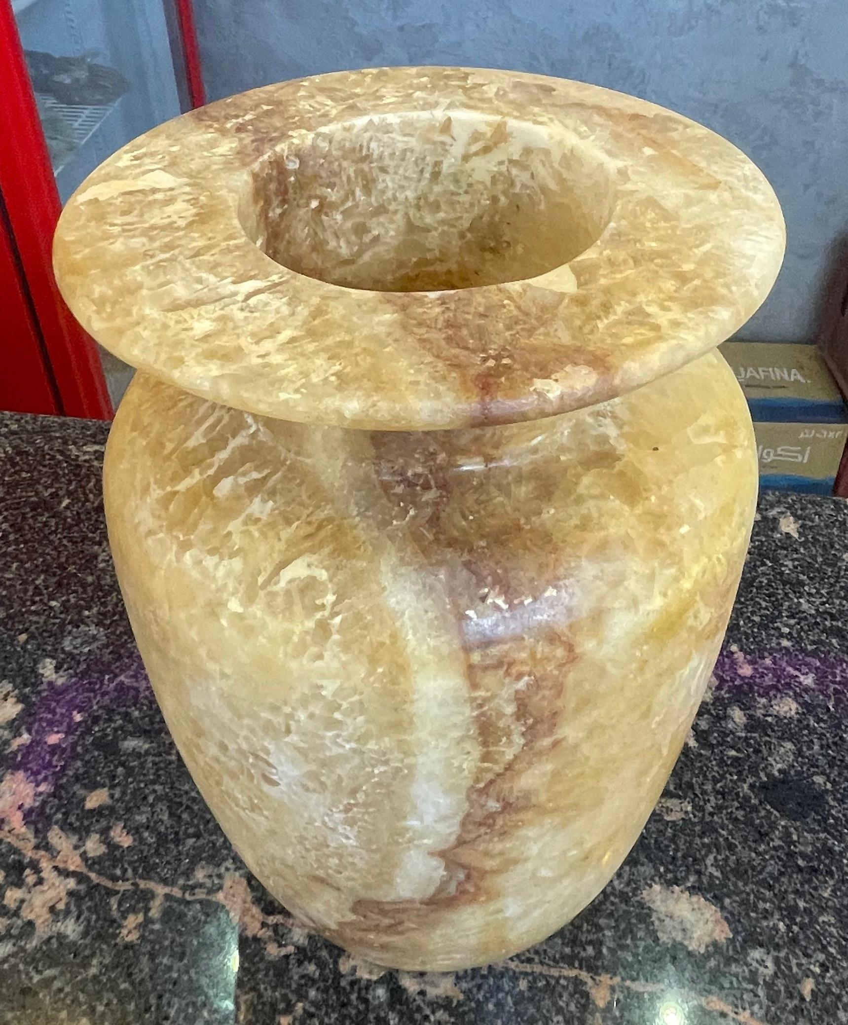 Goldfarbe mit brauner Ader Classic Form Alabaster Vase, Ägypten, Contemporary im Zustand „Neu“ im Angebot in New York, NY