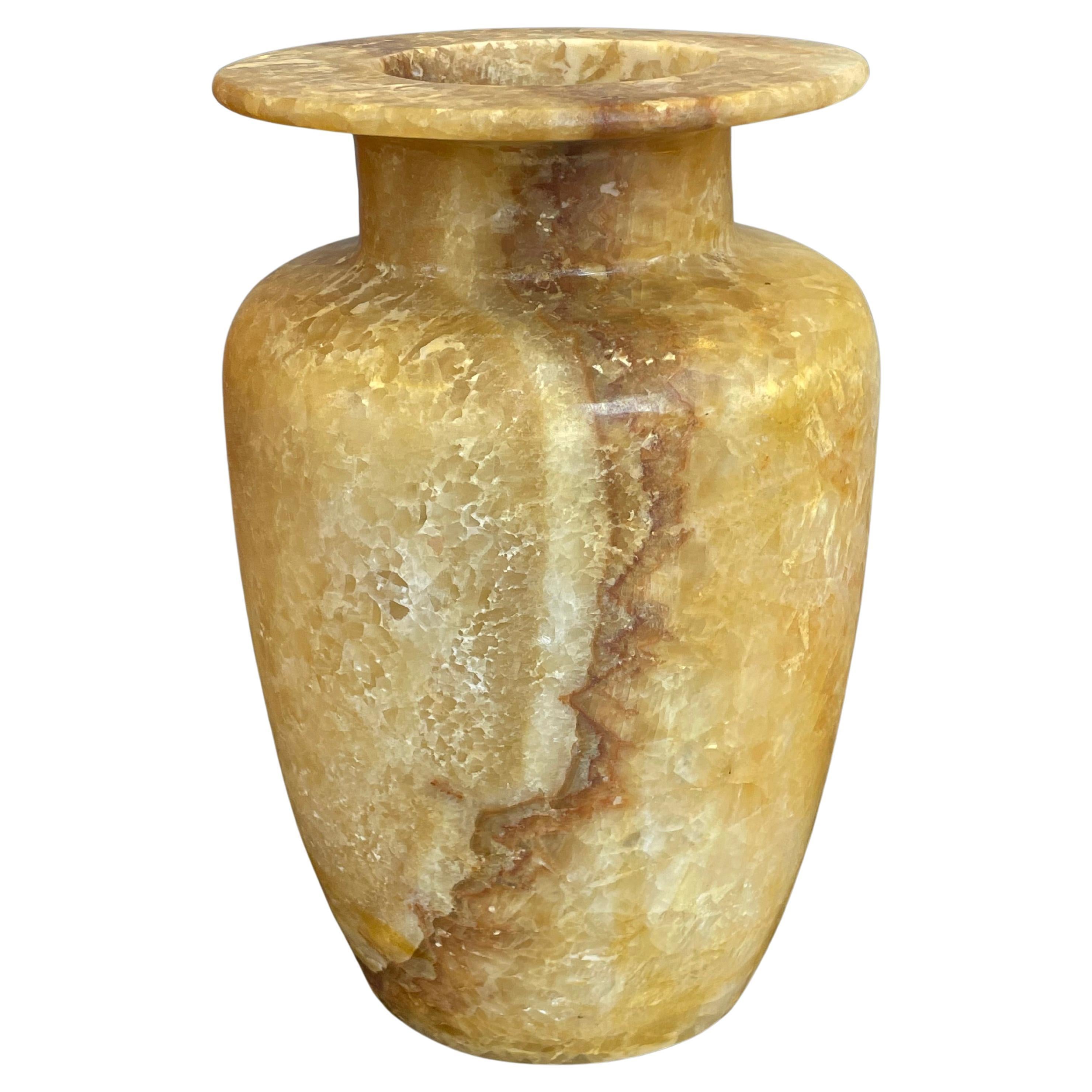 Vaso di alabastro di forma classica con venature marroni, colore oro, Egitto, Contemporary